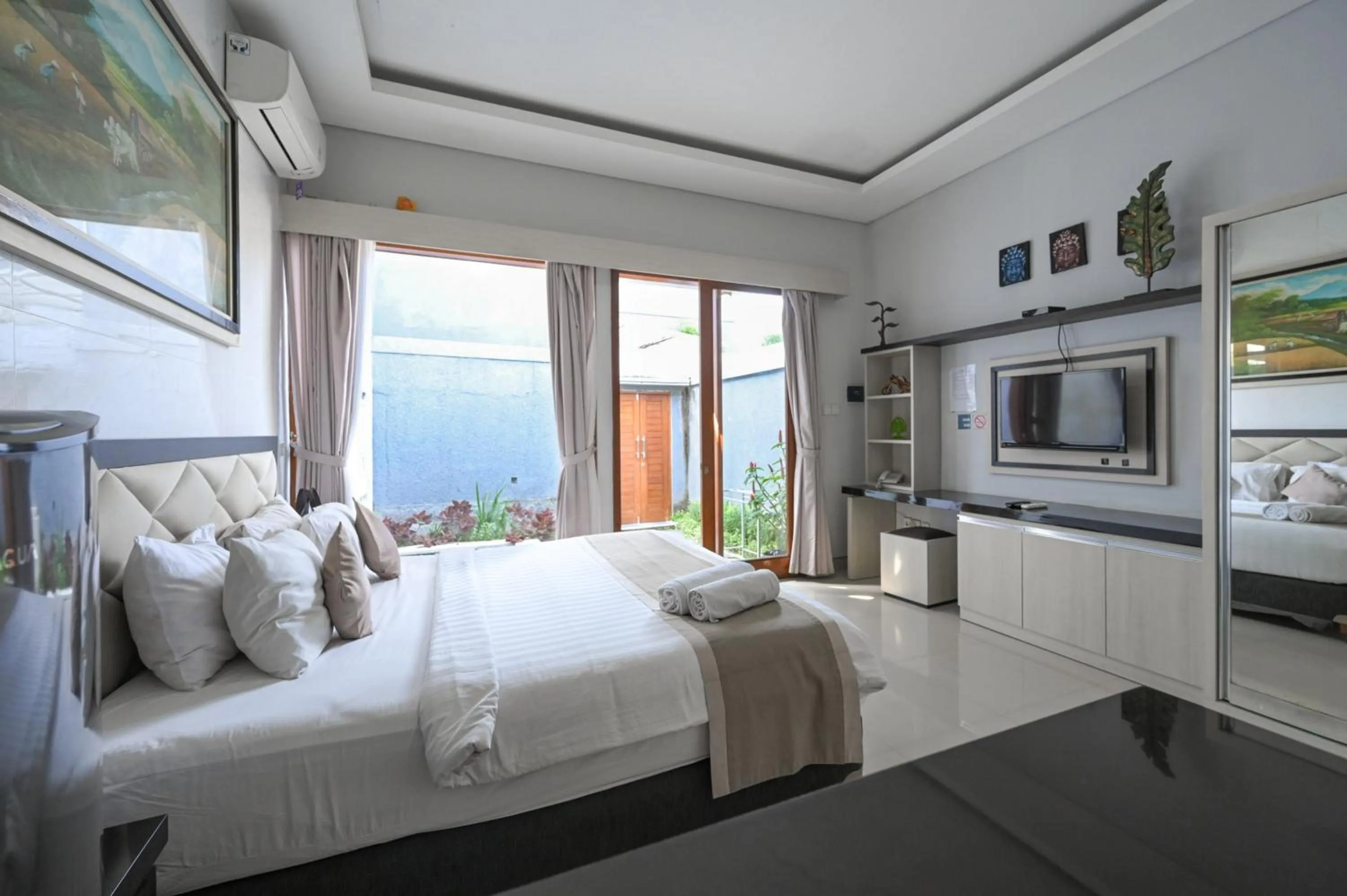 Bedroom, Bed in Hoki Villa by Urbanview Villa