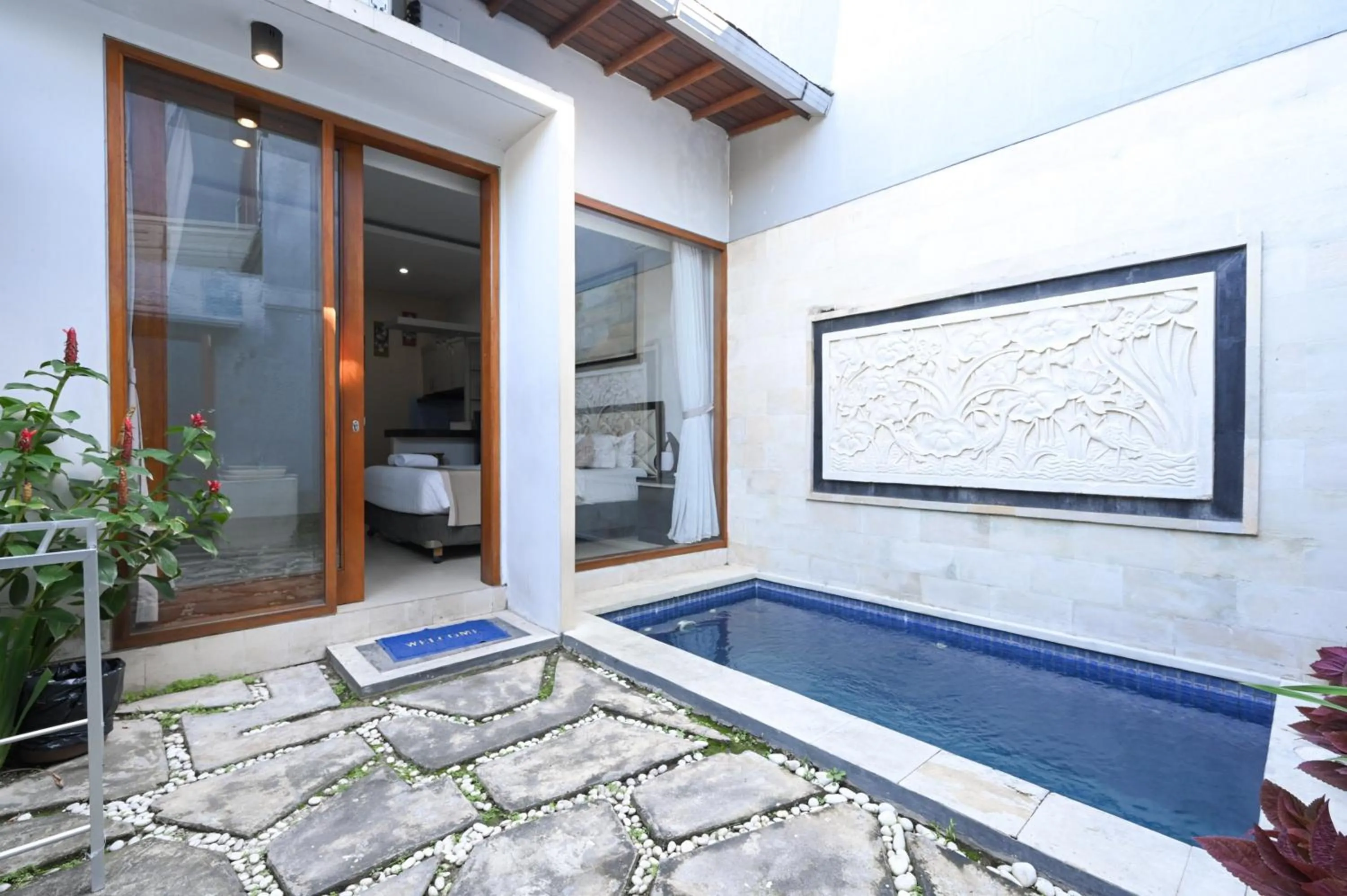 Swimming pool in Hoki Villa by Urbanview Villa