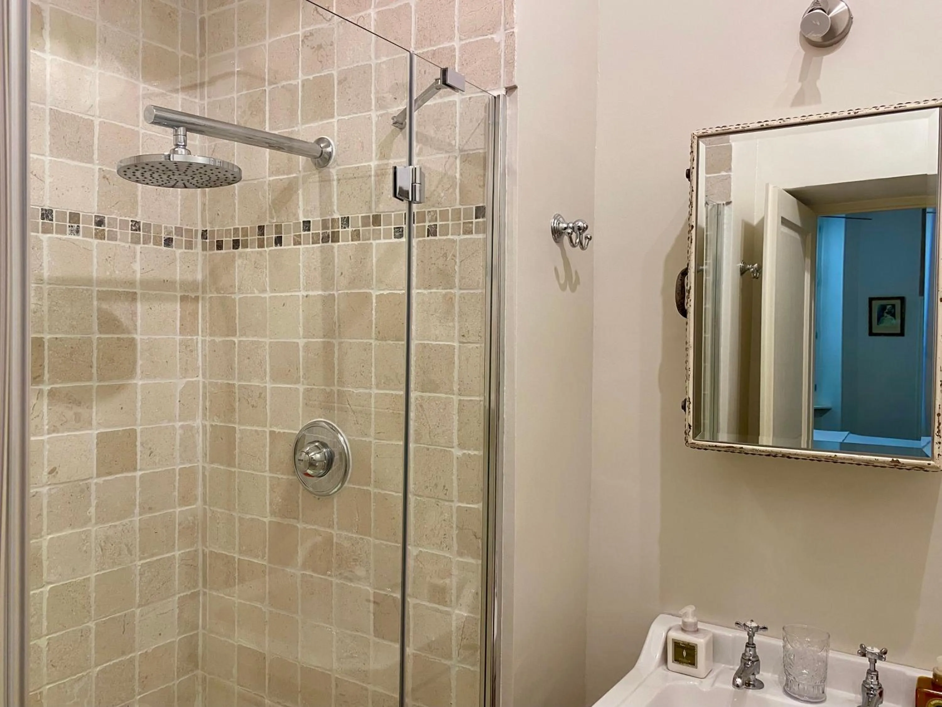 Shower in Sainte-Hélène Chambres d'Hôtes & Appartement