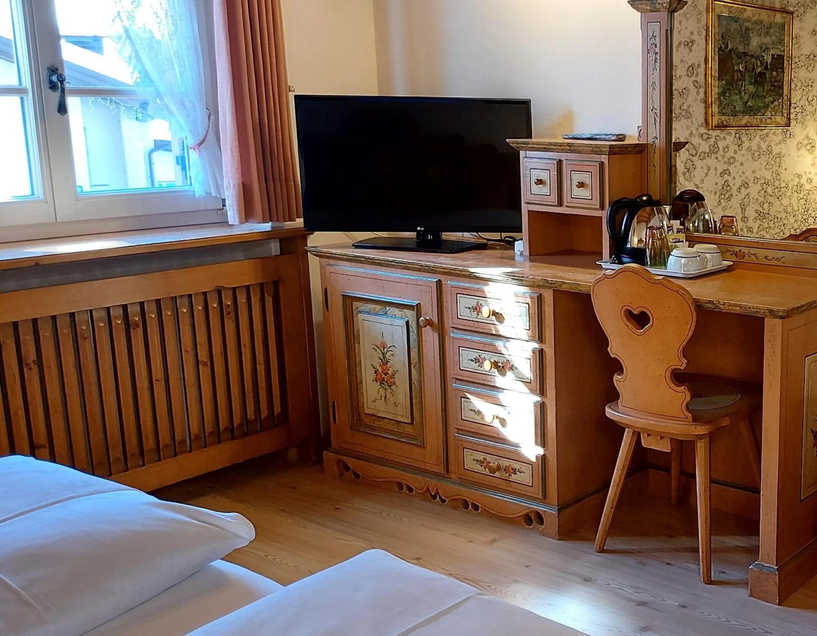 Decorative detail, Bed in Garnì Stella Alpina