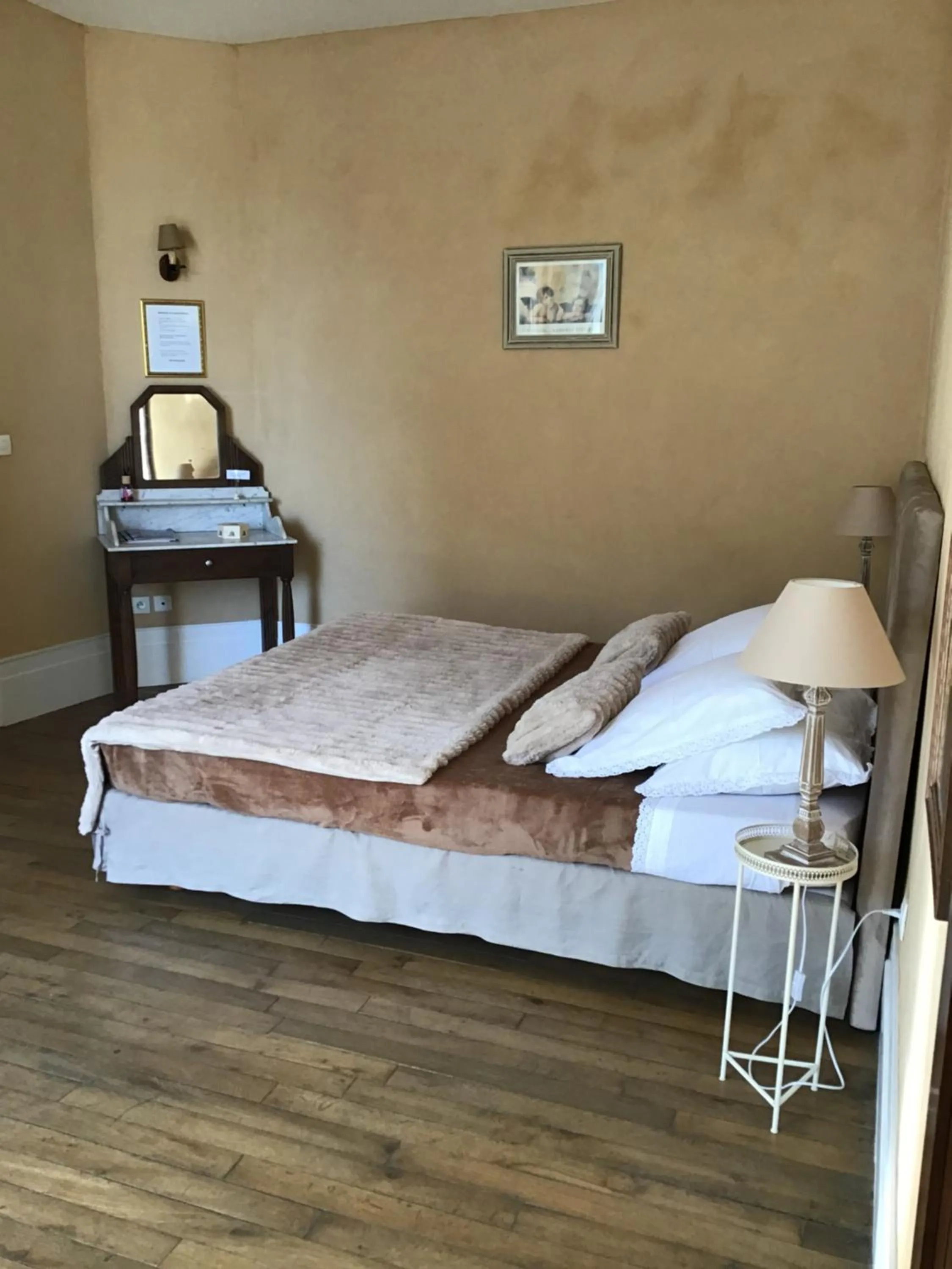 Bedroom, Bed in Aux Anges Gardiens