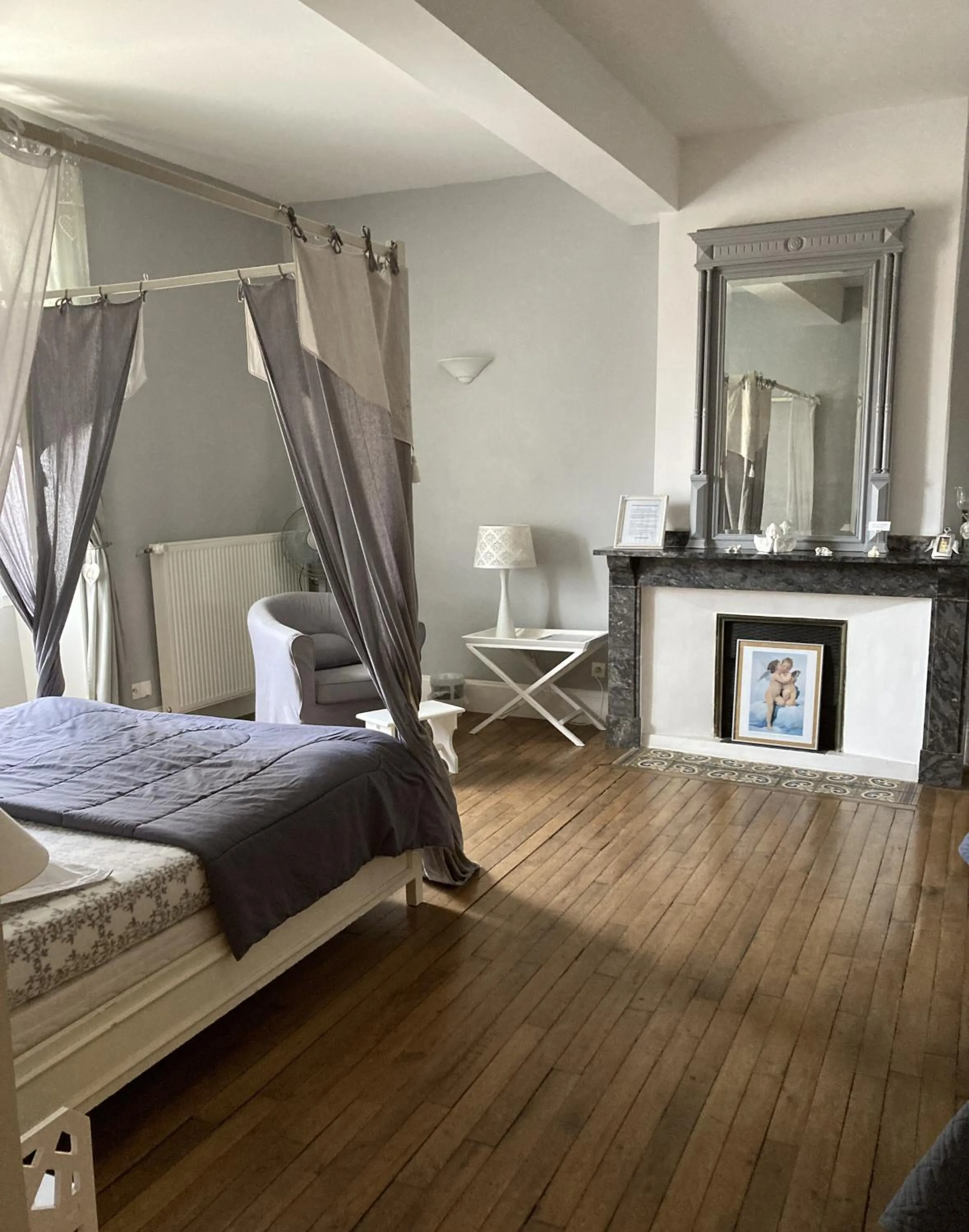 Photo of the whole room, Bed in Aux Anges Gardiens