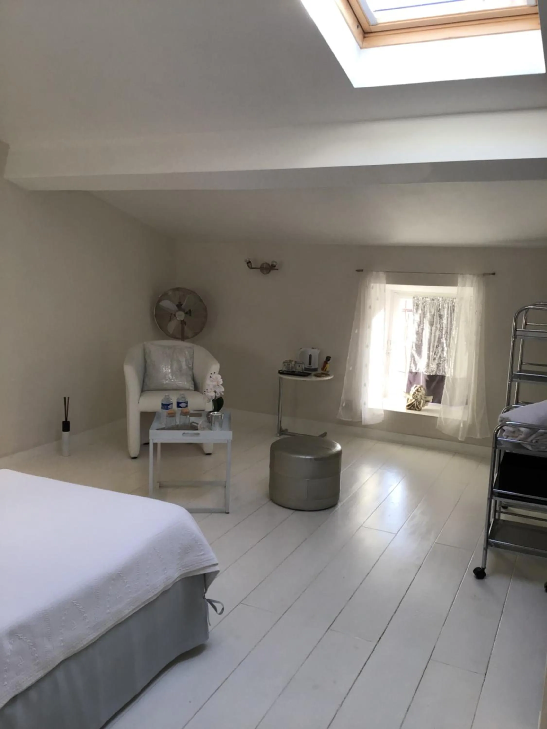 Photo of the whole room, Bed in Aux Anges Gardiens