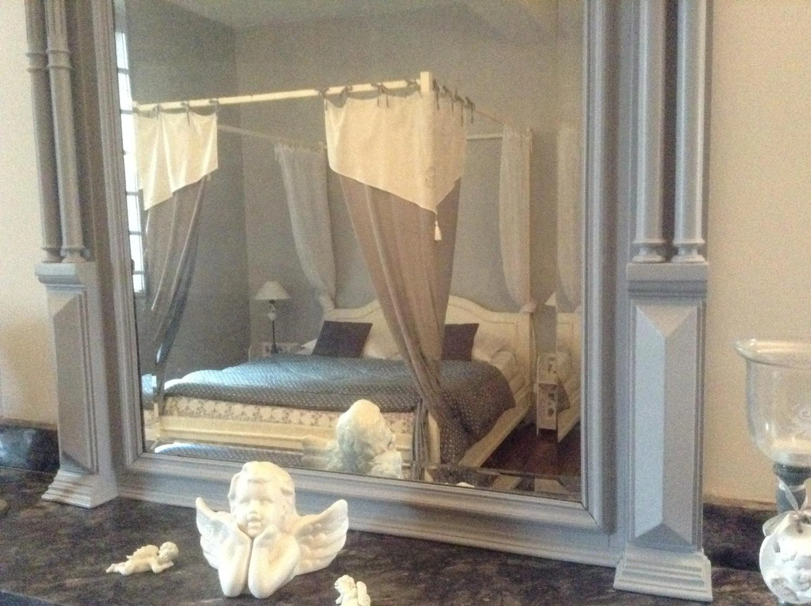 Decorative detail, Bed in Aux Anges Gardiens