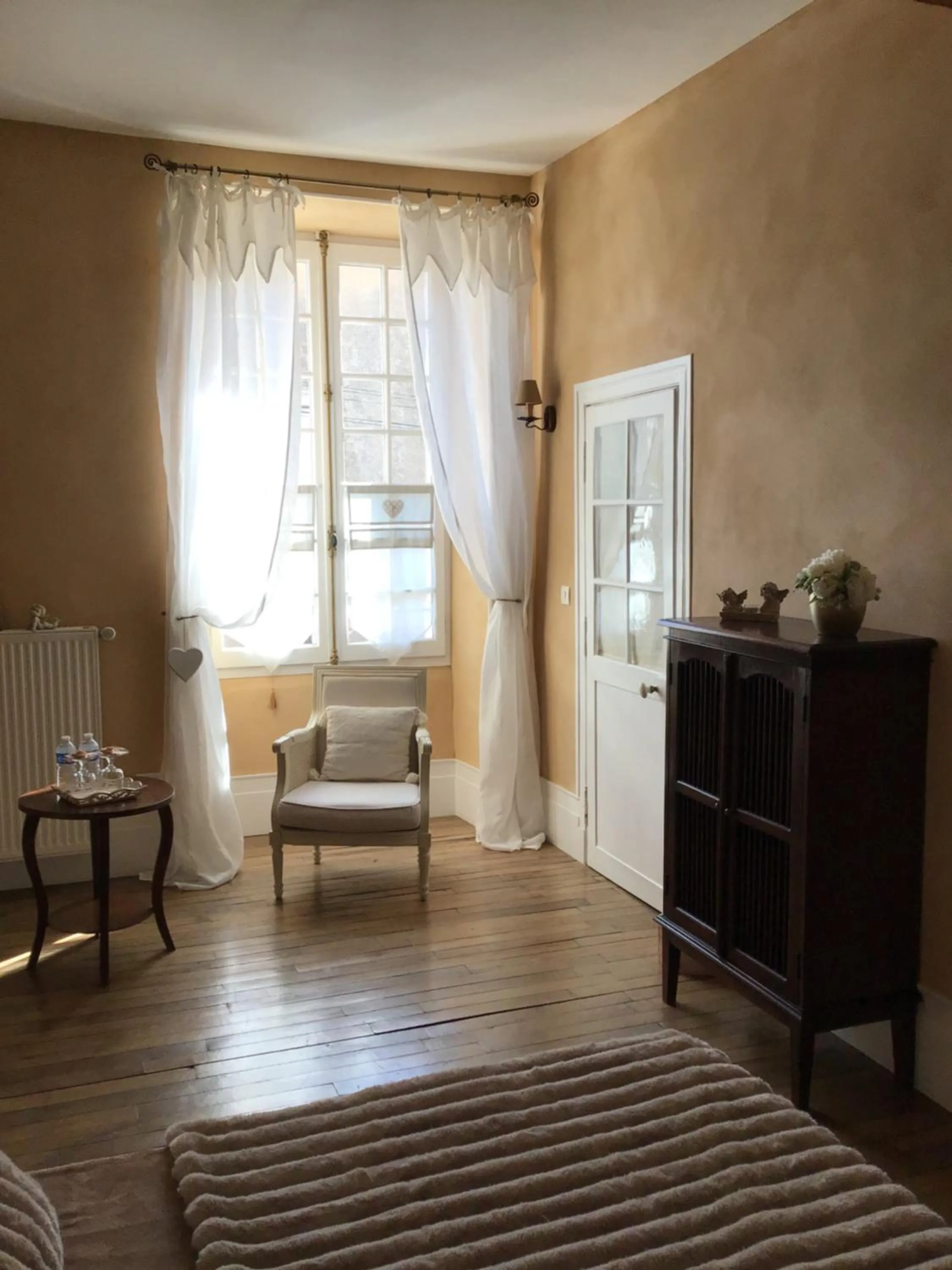 Bedroom in Aux Anges Gardiens