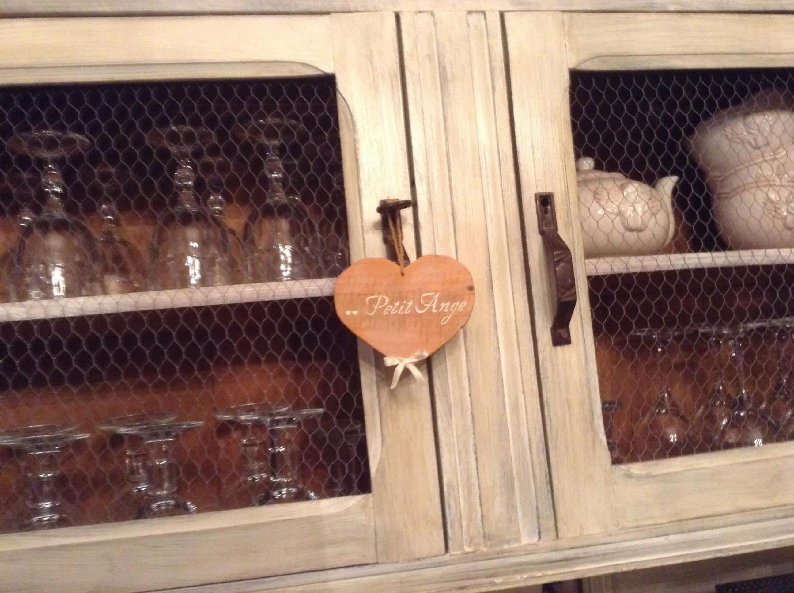 Decorative detail in Aux Anges Gardiens