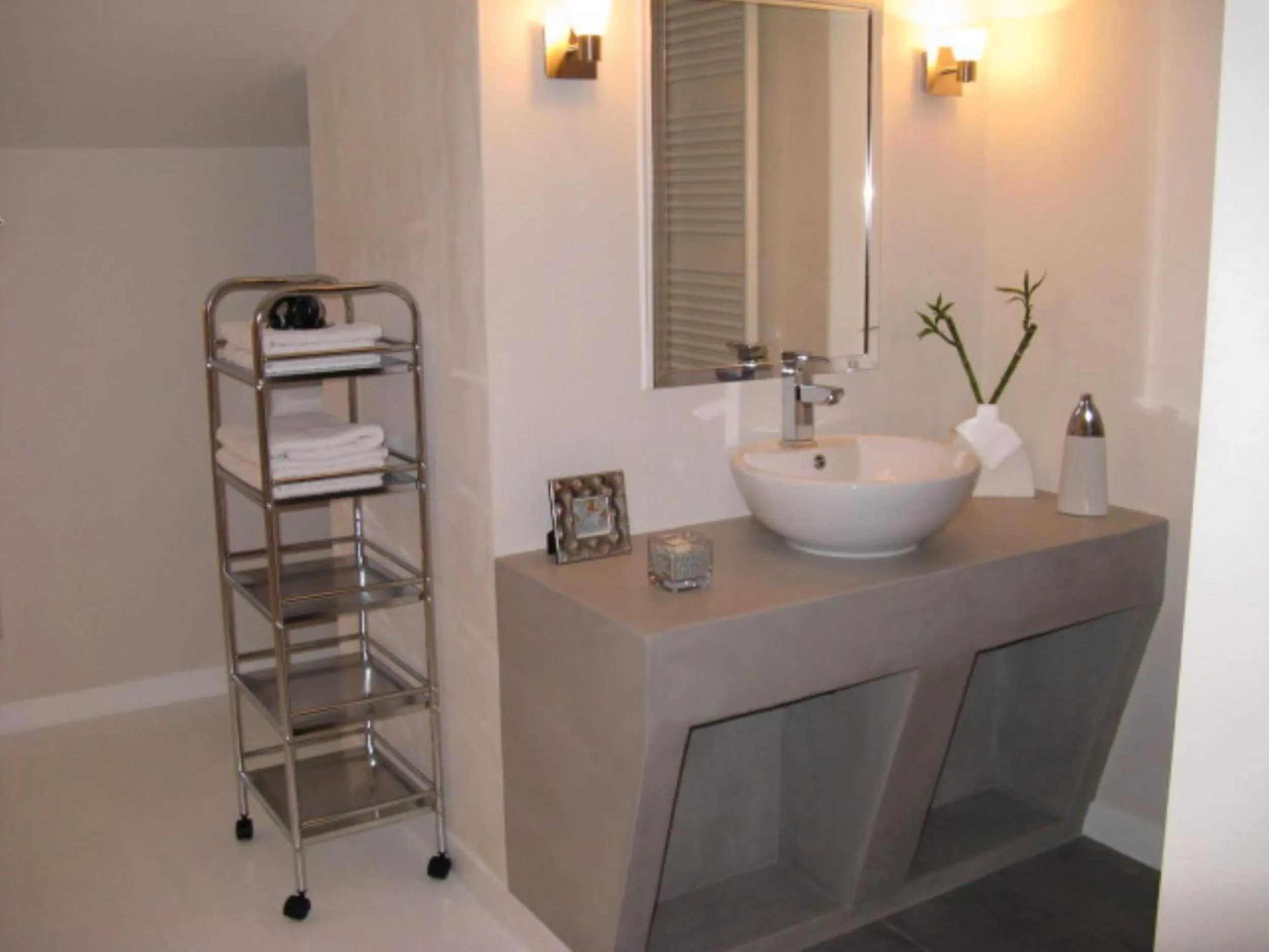 Decorative detail in Aux Anges Gardiens