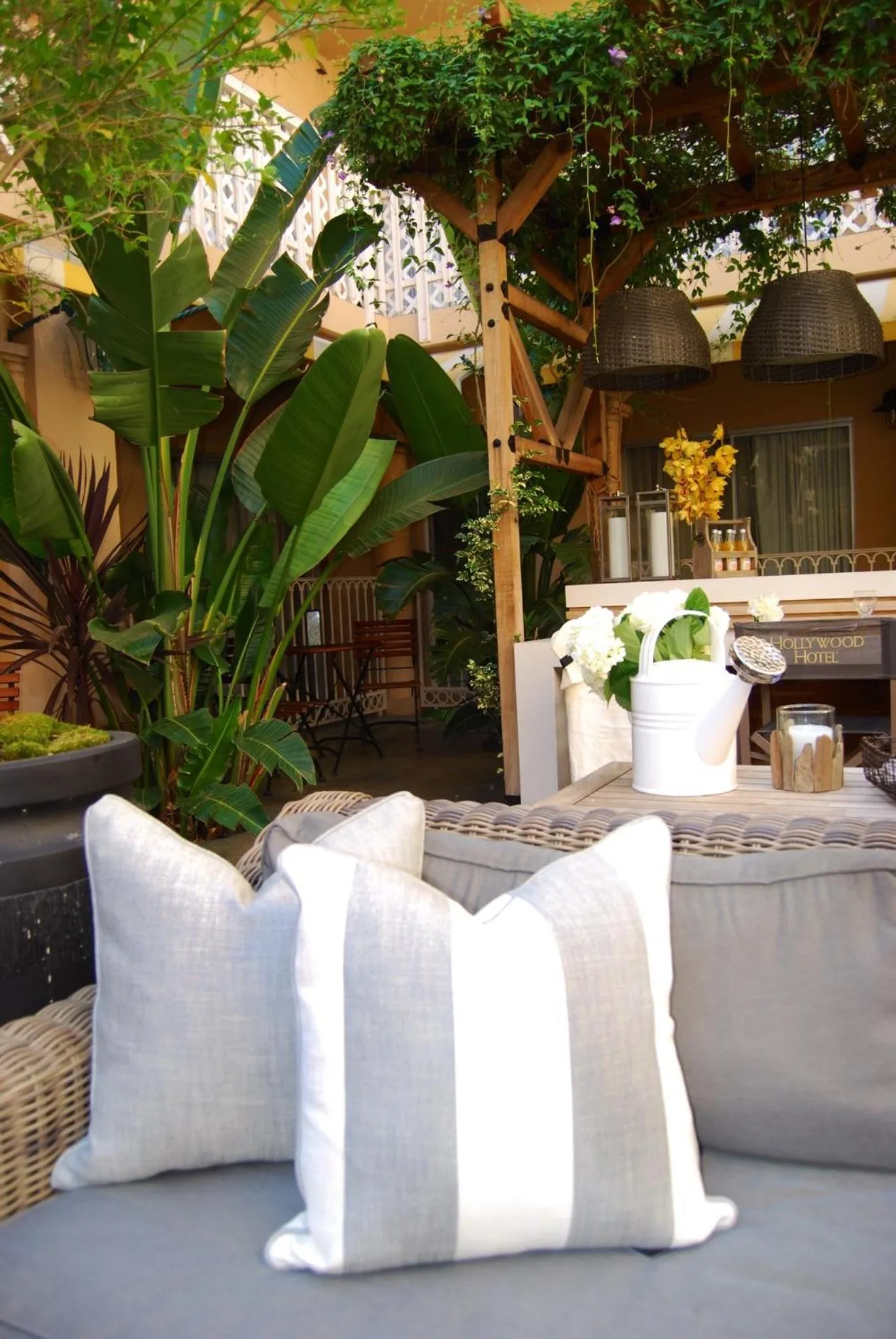 Restaurant/places to eat in Hollywood Hotel