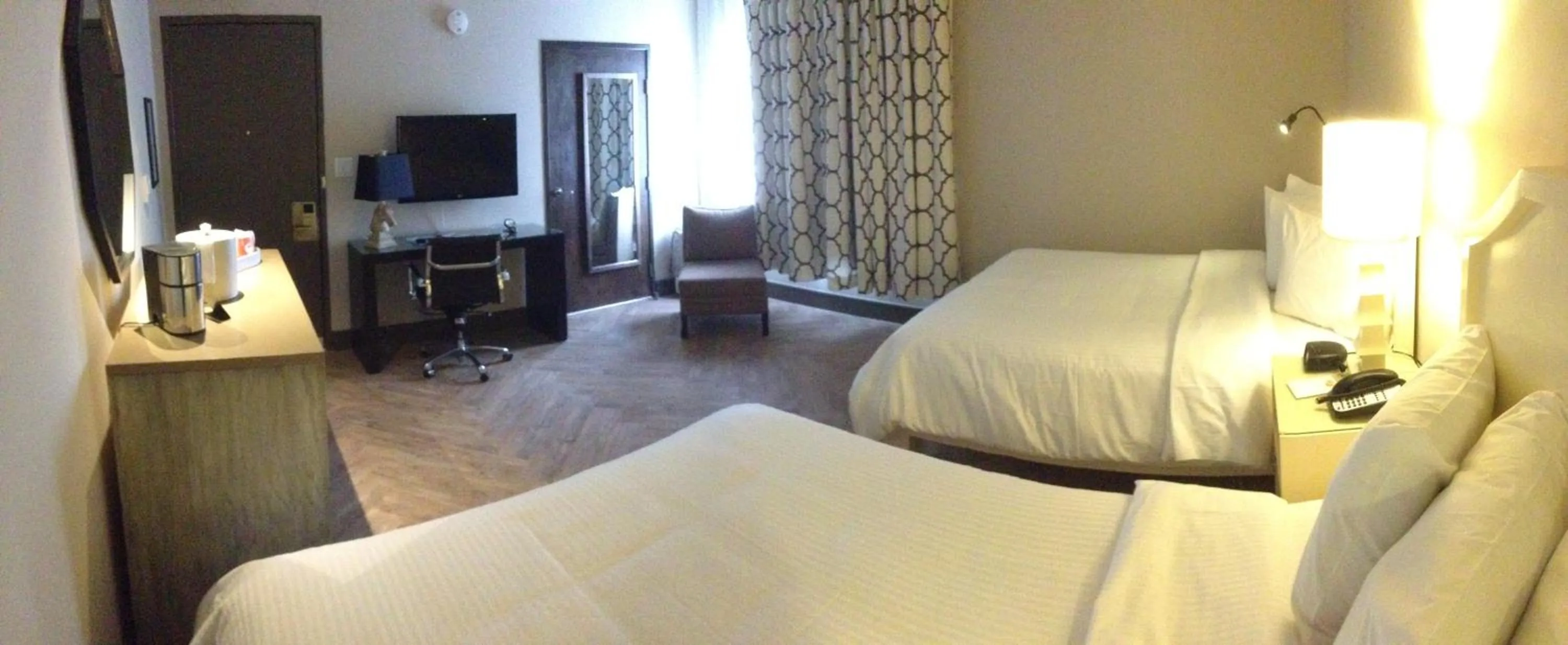 Bedroom, Bed in Hollywood Hotel