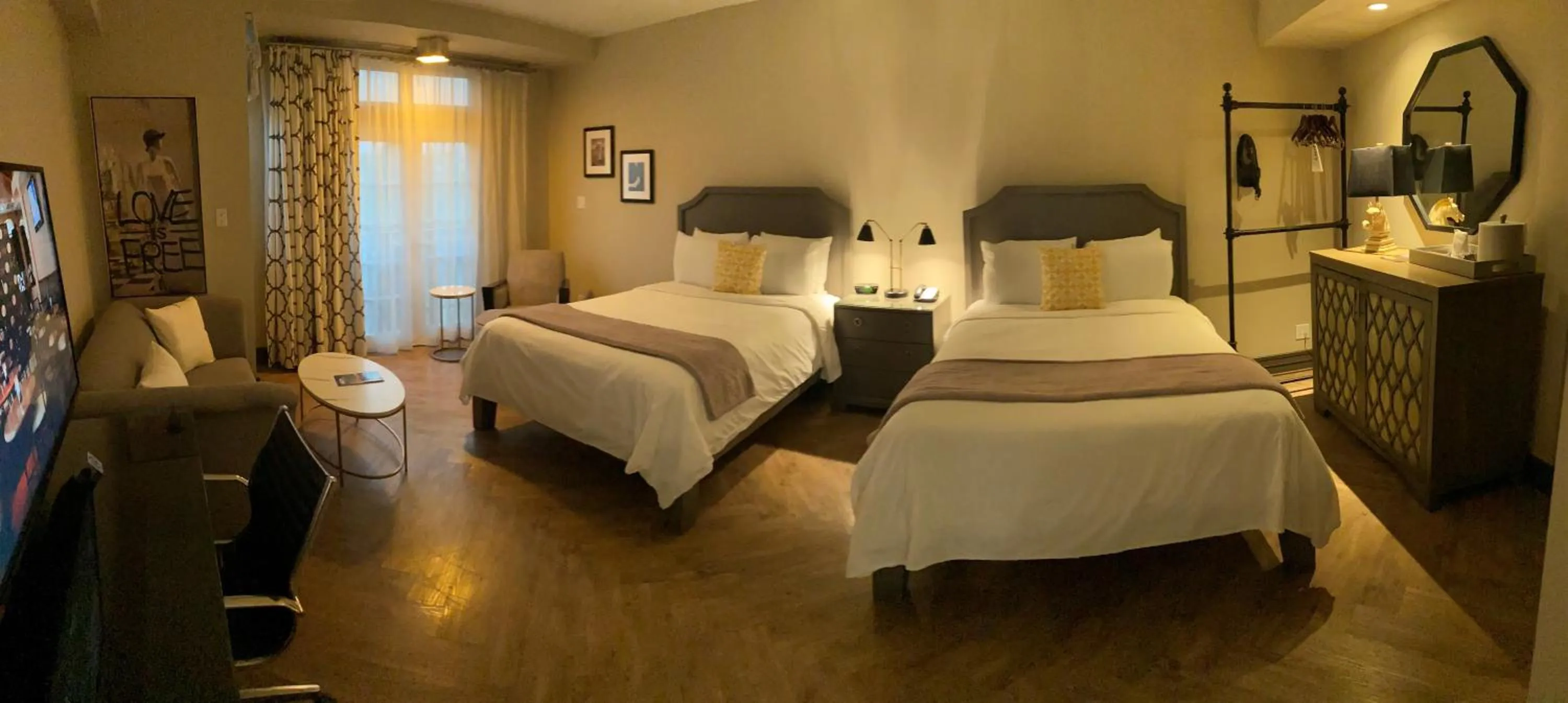 Bed in Hollywood Hotel