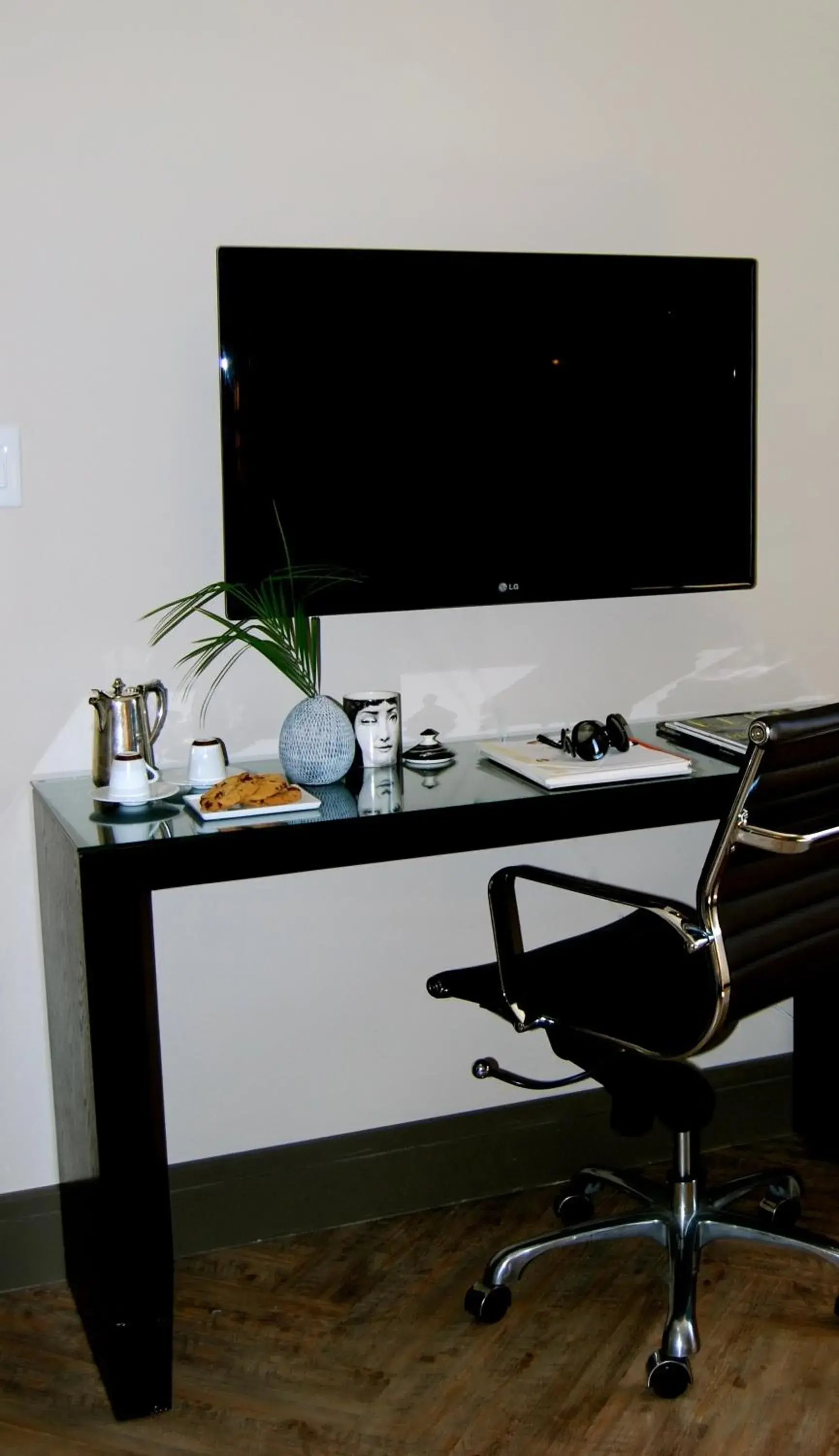 Junior Suite with One Queen Bed in Hollywood Hotel Junior Suite with One Queen Bed in Hollywood Hotel