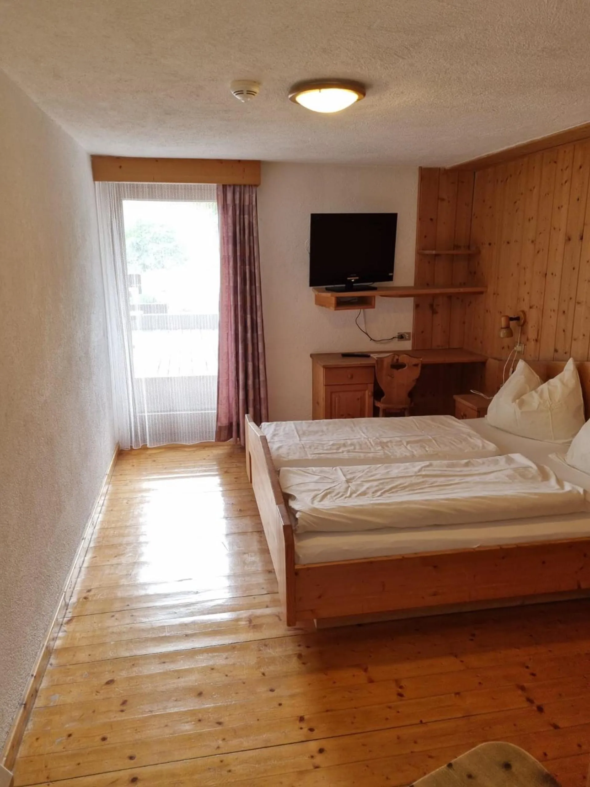 Photo of the whole room, Bed in Berggasthof Häusler