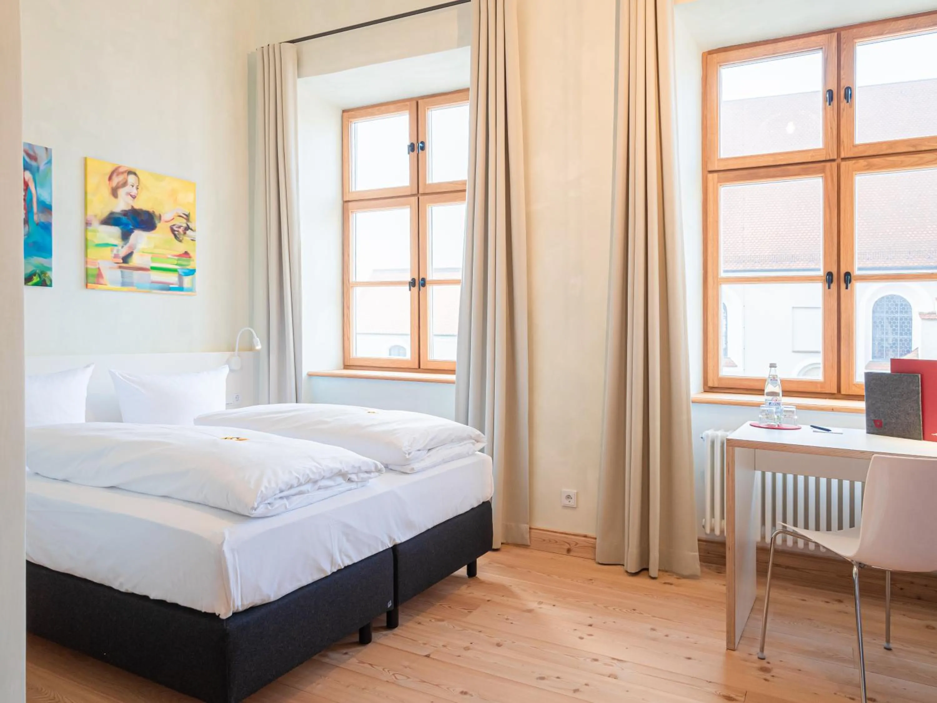 Photo of the whole room, Bed in Post Berching