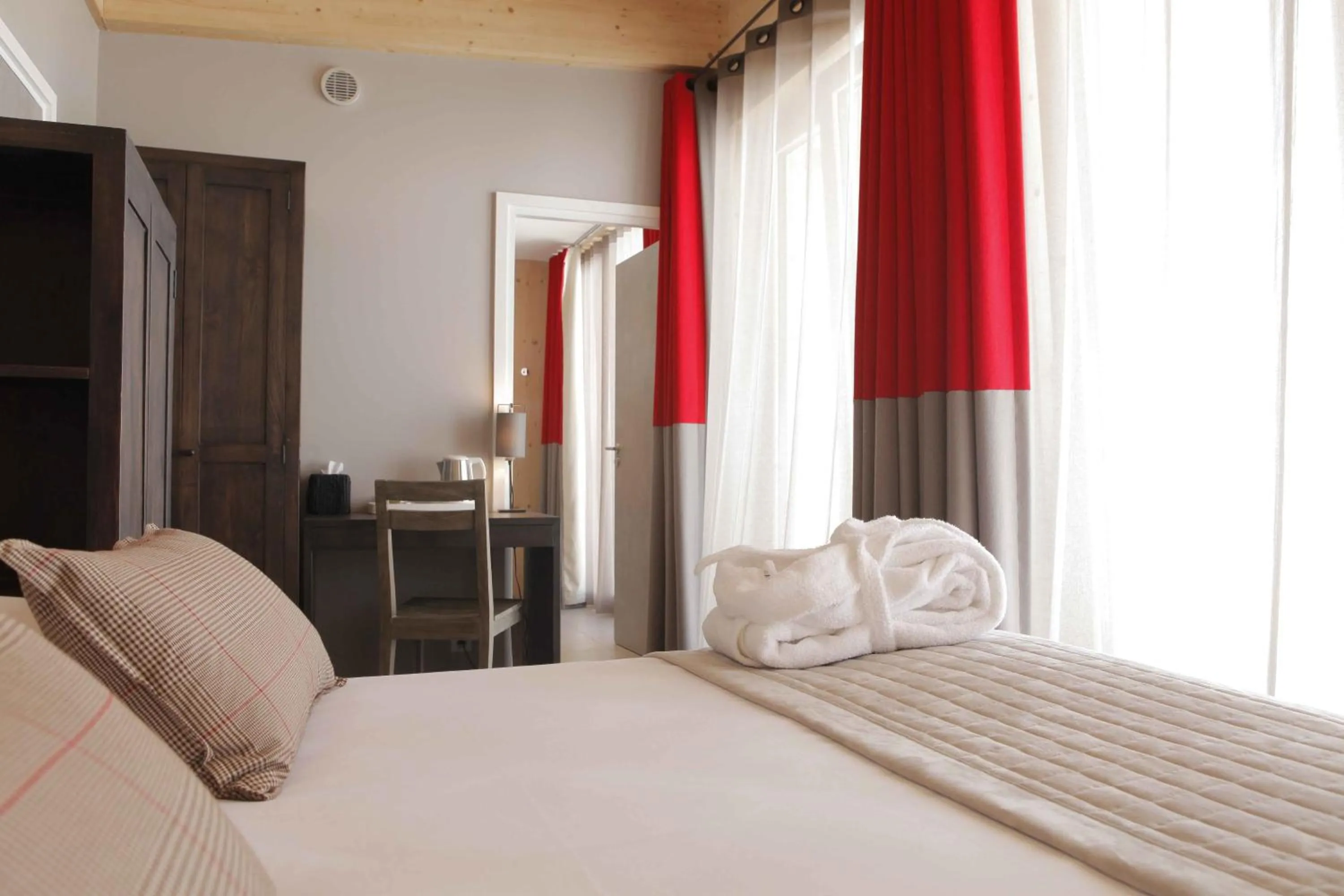Day, Bed in L'Aiguille Grive Chalets Hotel