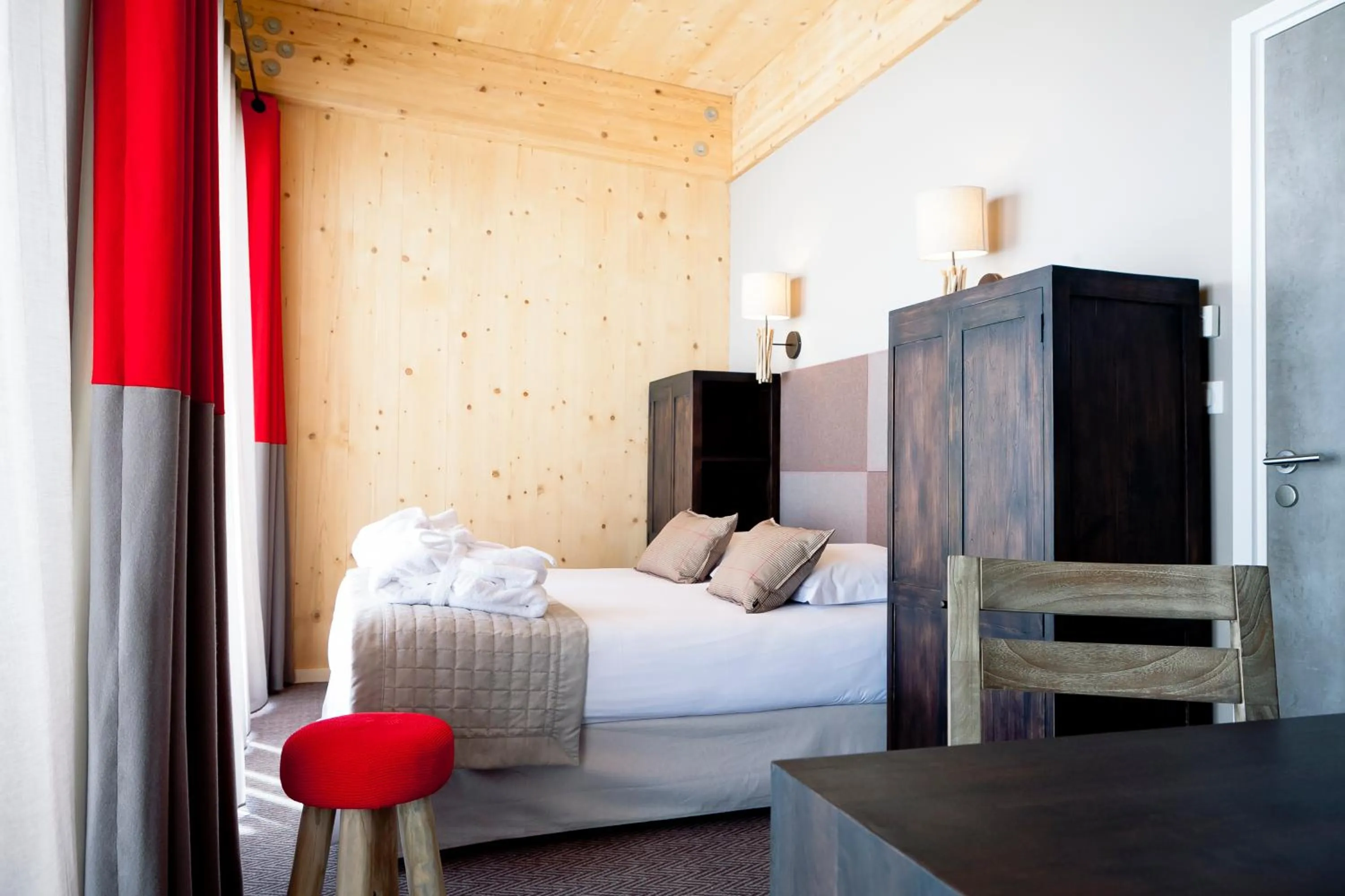 Bed in L'Aiguille Grive Chalets Hotel