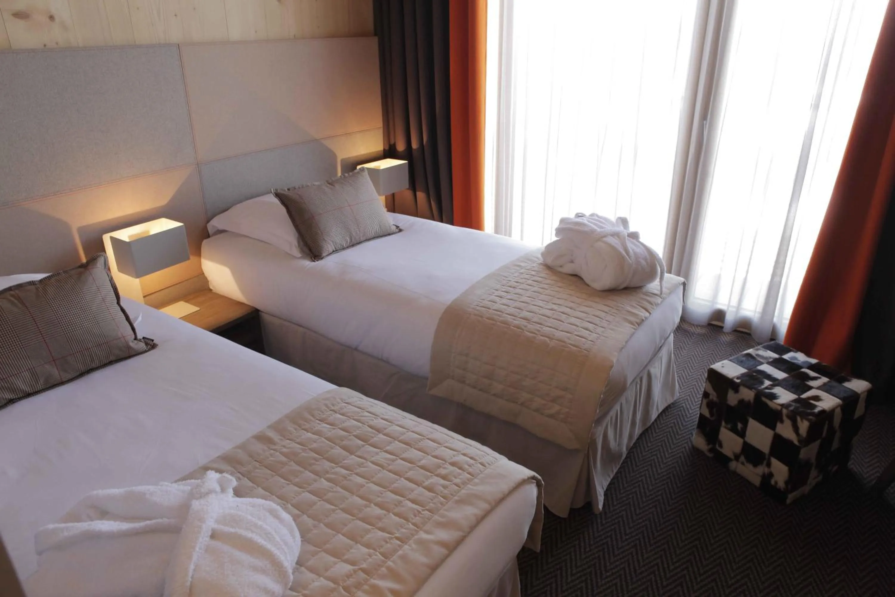 Day, Bed in L'Aiguille Grive Chalets Hotel