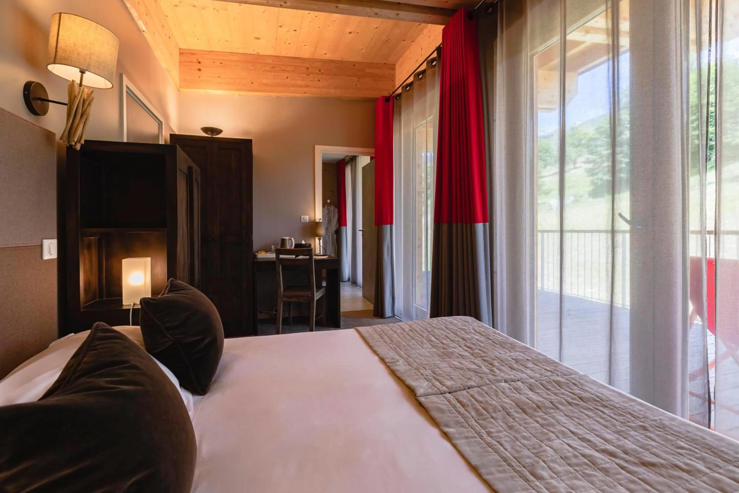 Bed in L'Aiguille Grive Chalets Hotel