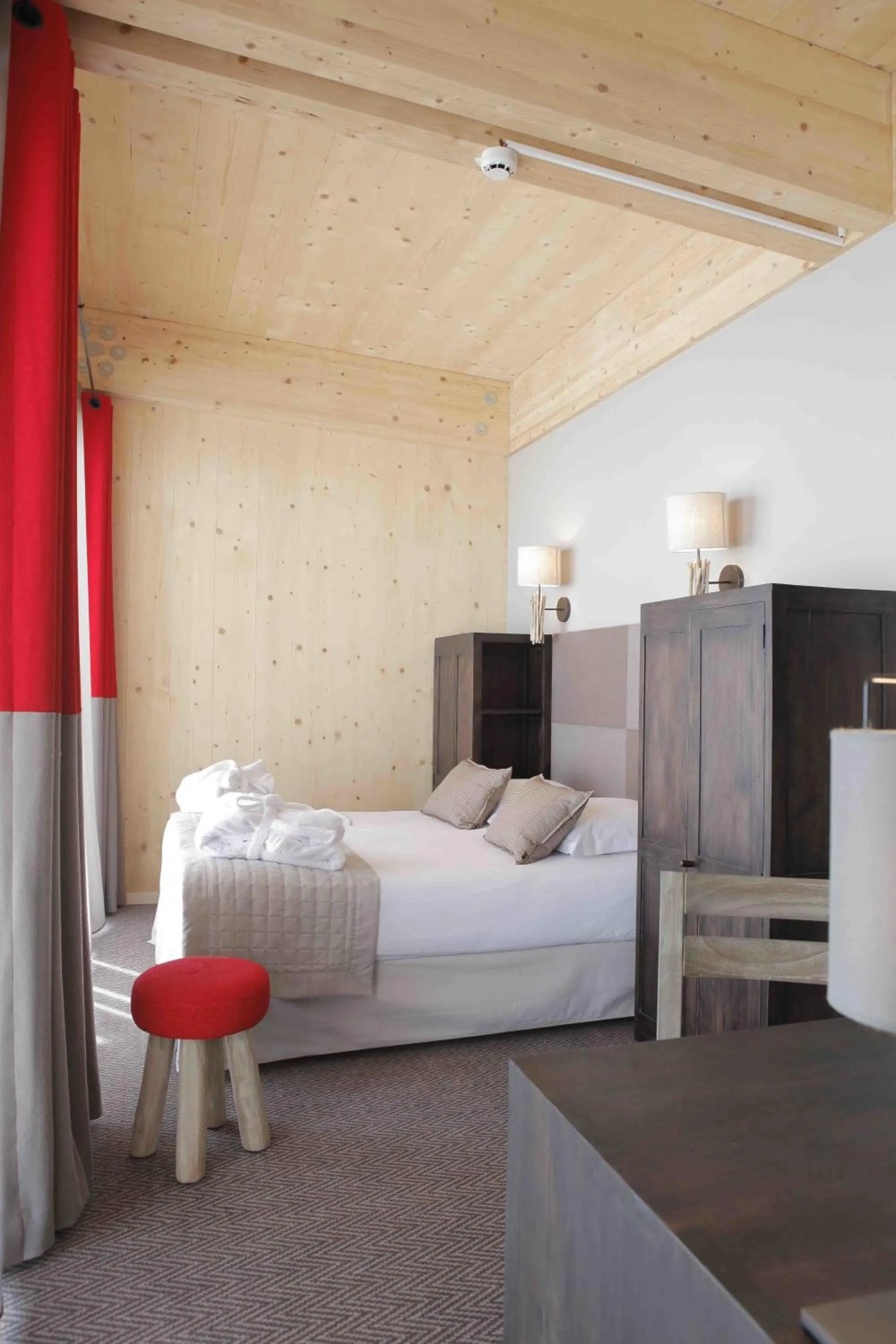 Photo of the whole room, Bed in L'Aiguille Grive Chalets Hotel