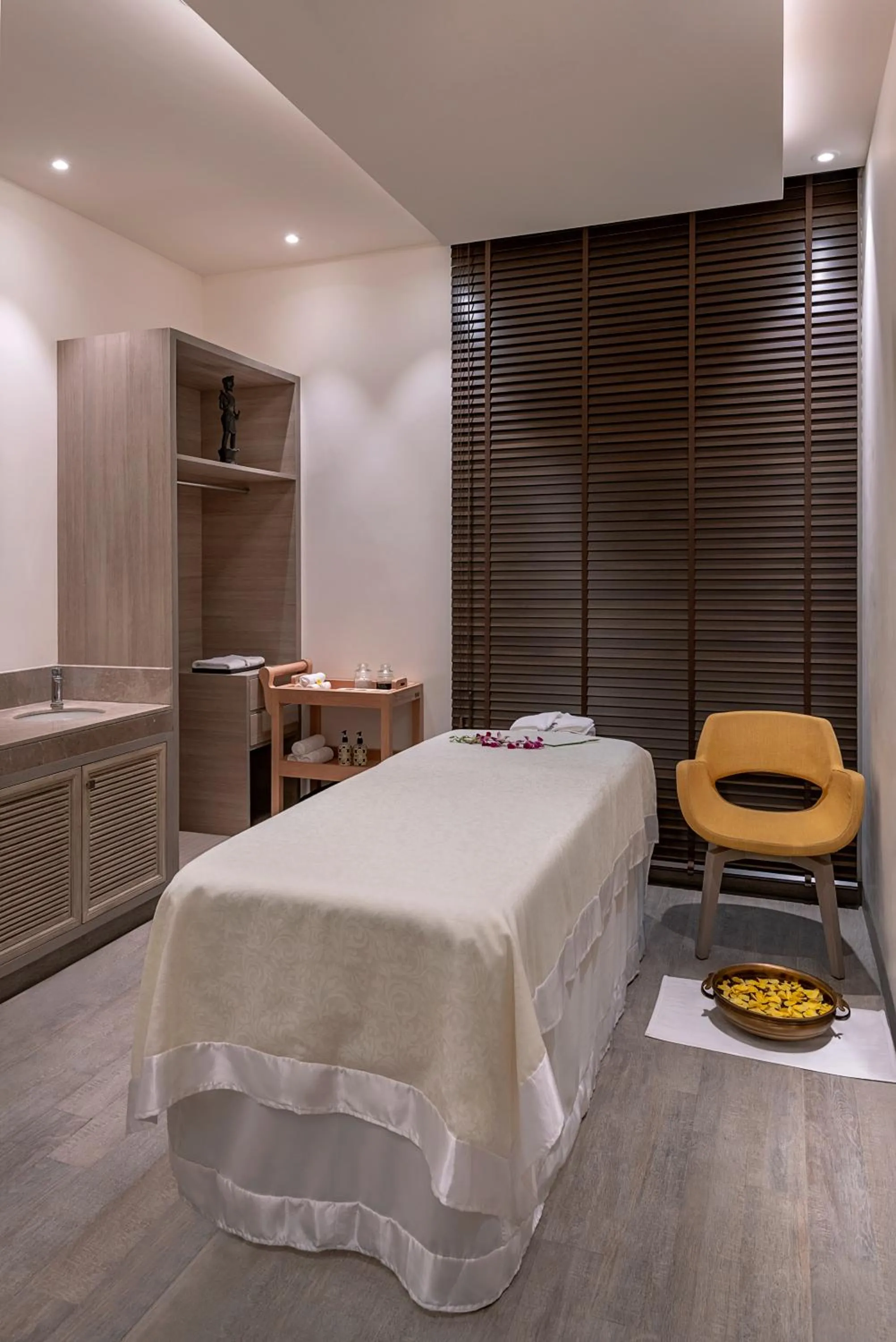 Spa and wellness centre/facilities, Bed in Lemon Tree Premier, New Town, Kolkata
