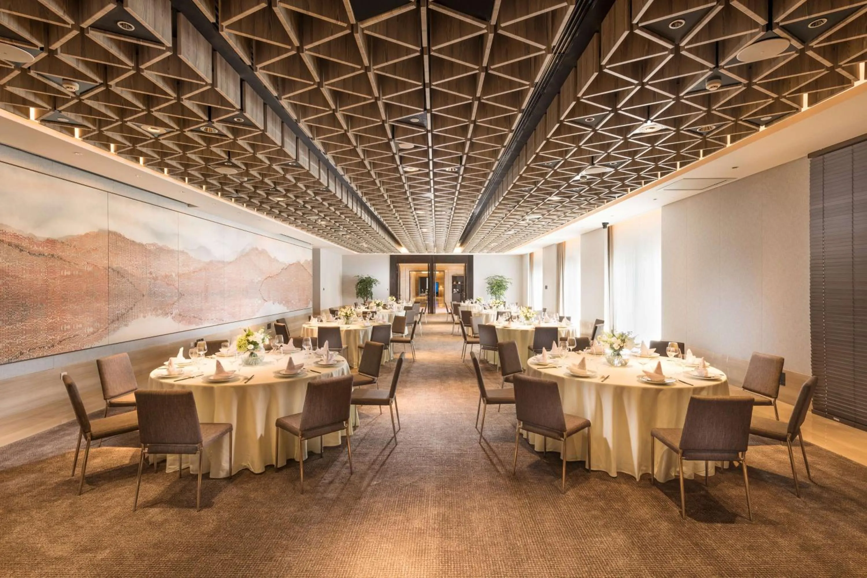 Dining area in Conrad Hangzhou Tonglu