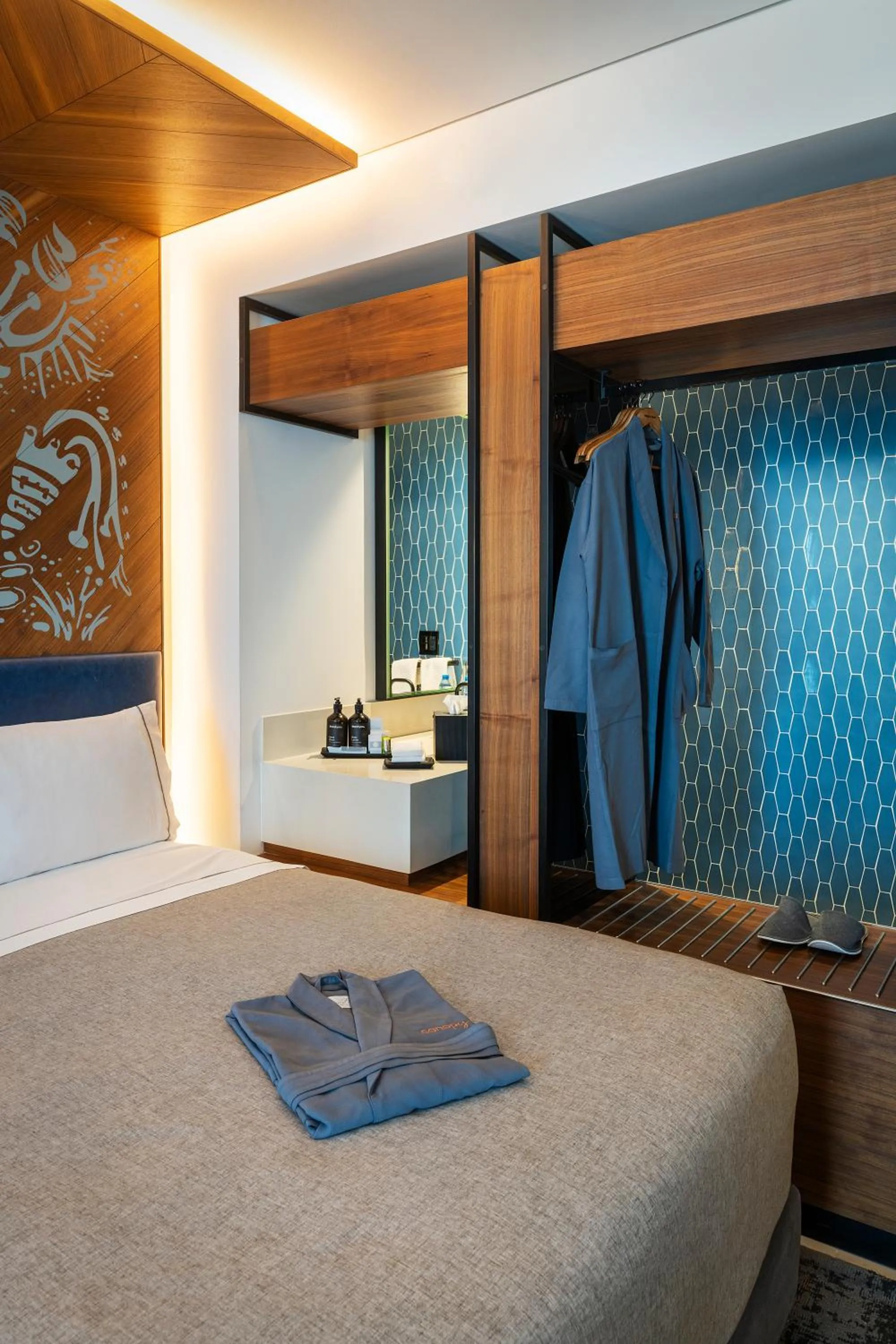 wardrobe, Bed in Canopy By Hilton Cancun La Isla