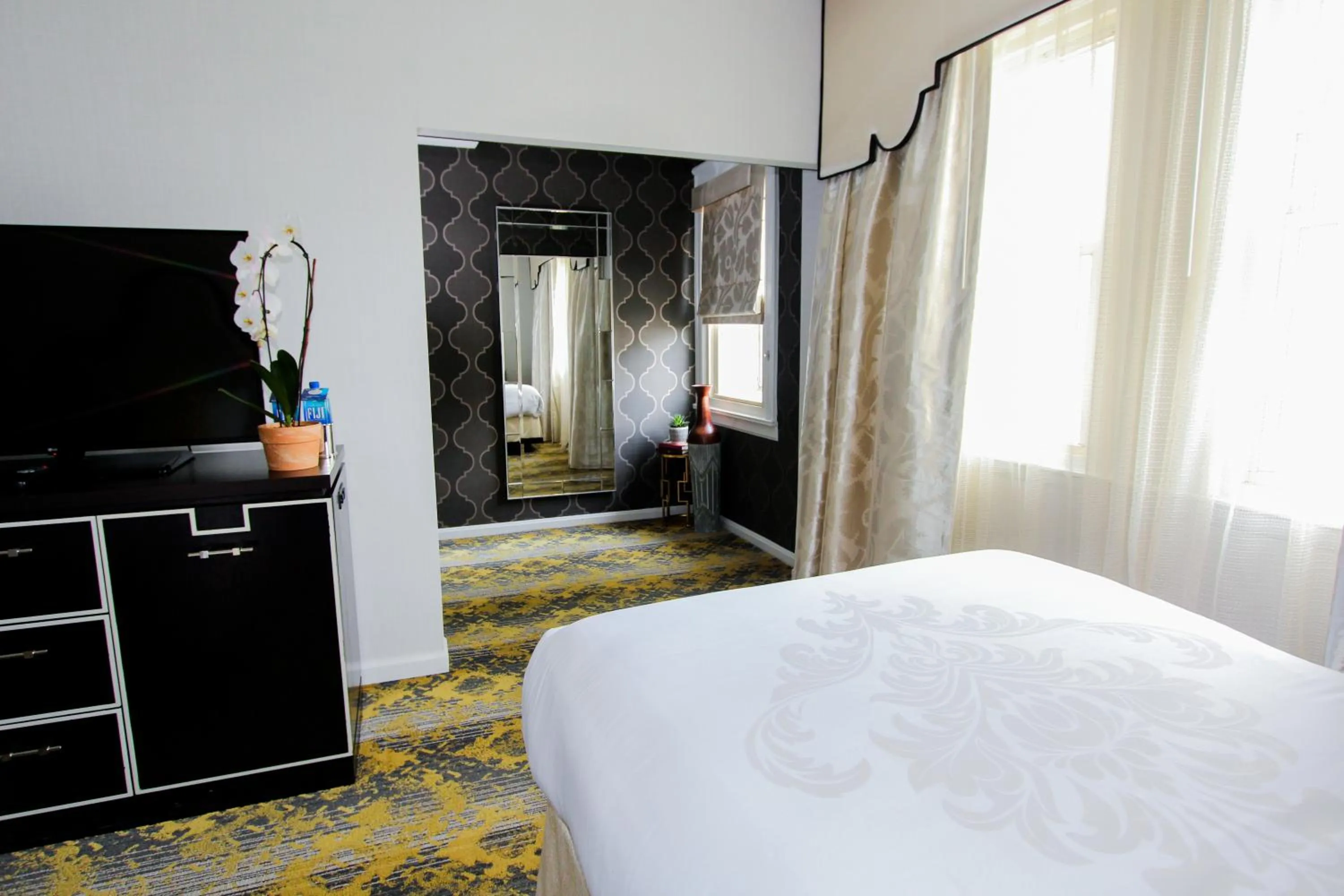 Bedroom, Bed in The Churchill Hotel Near Embassy Row