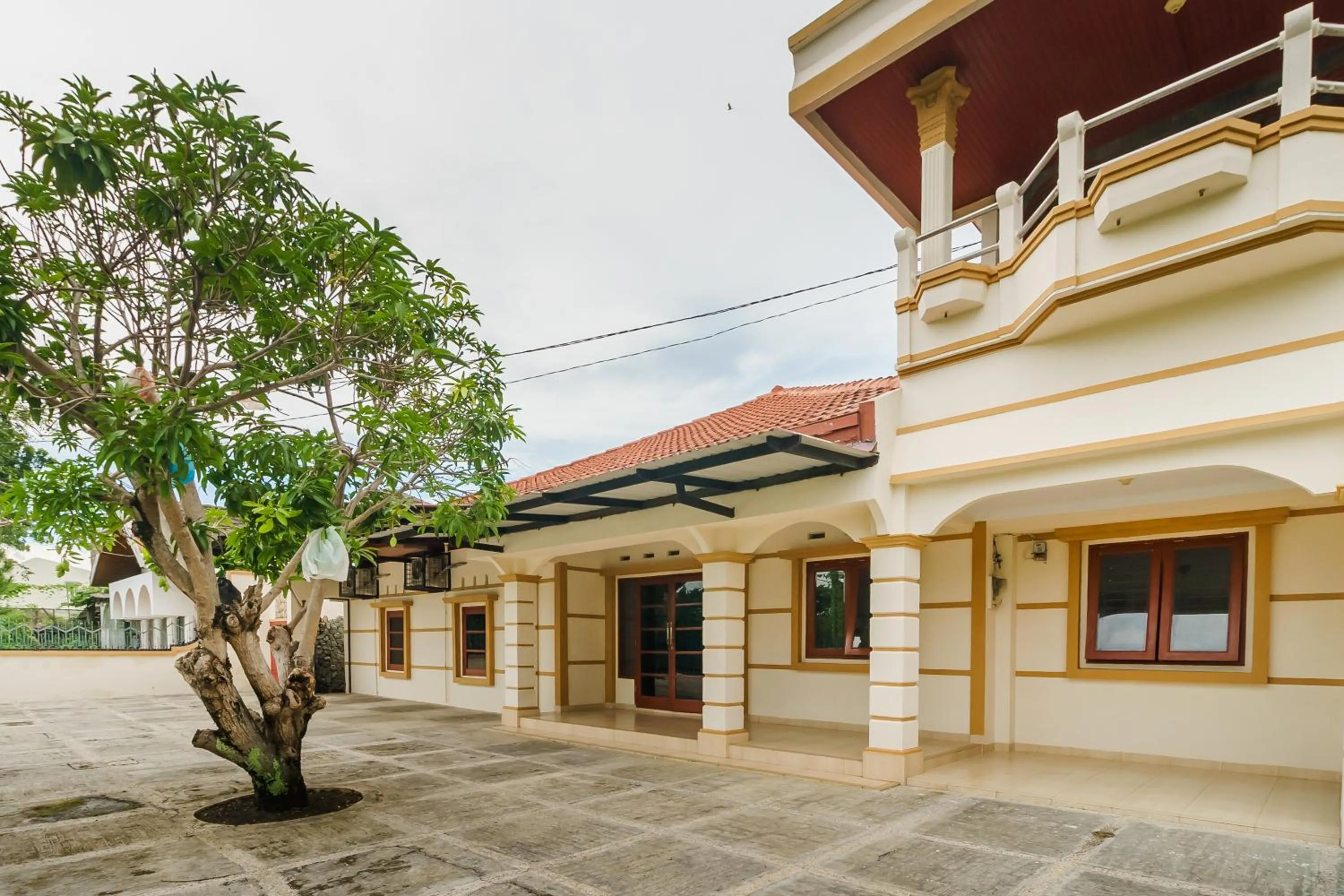 Facade/entrance in RedDoorz Syariah@Jalan Dr Mansyur Medan