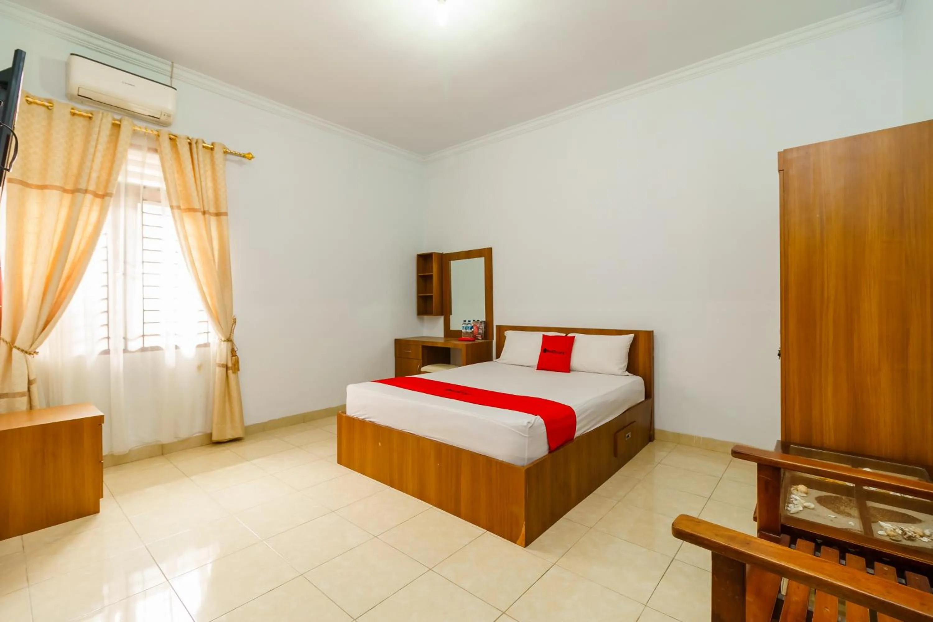 Bedroom, Bed in RedDoorz Syariah@Jalan Dr Mansyur Medan