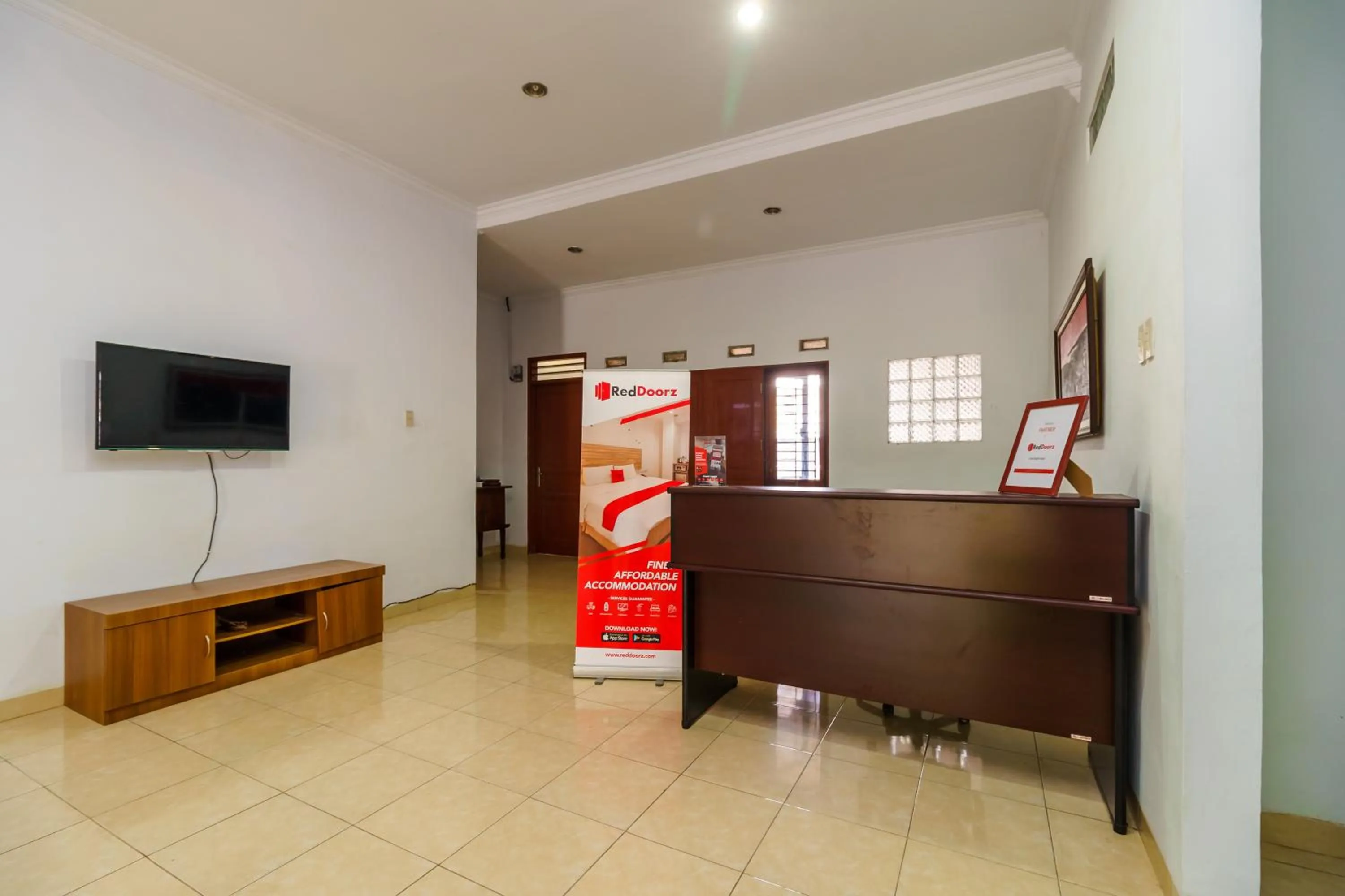 Lobby or reception in RedDoorz Syariah@Jalan Dr Mansyur Medan