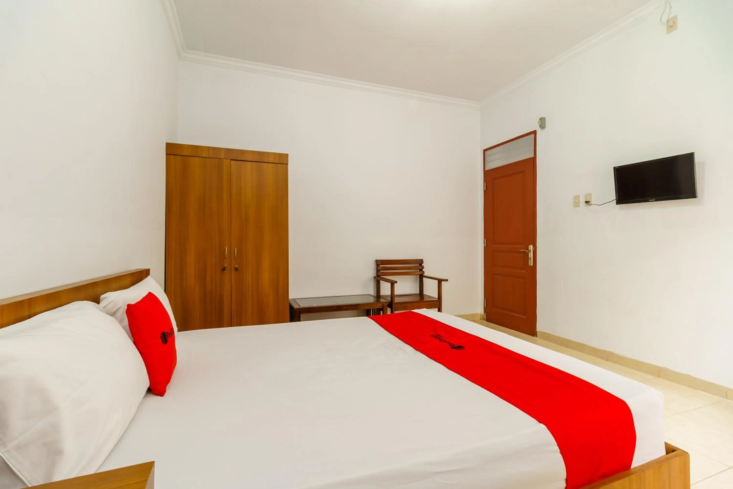 Bed in RedDoorz Syariah@Jalan Dr Mansyur Medan