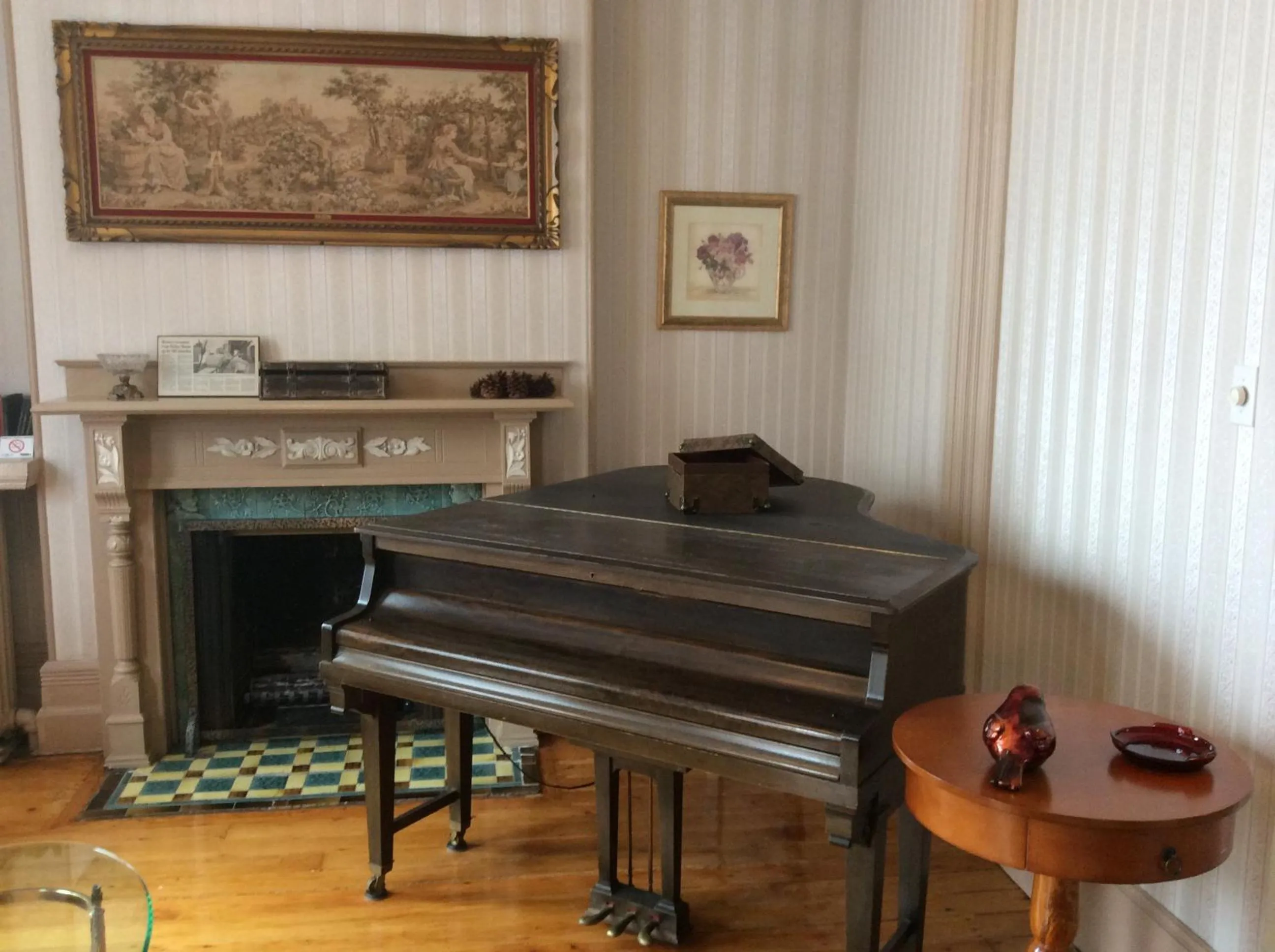 Communal lounge/ TV room in Chipman Hill Suites - Sydney Street