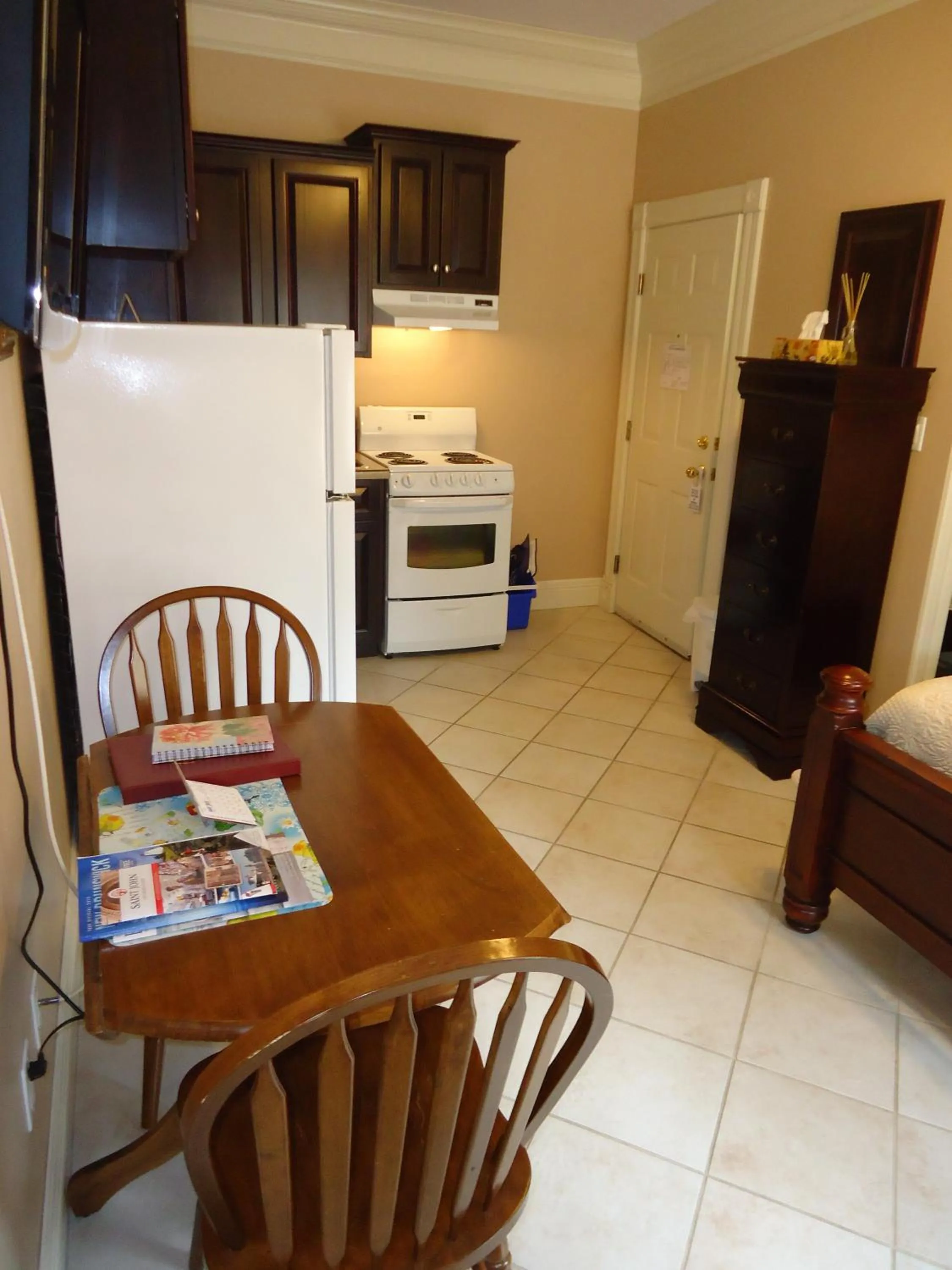 Kitchen or kitchenette in Chipman Hill Suites - Sydney Street