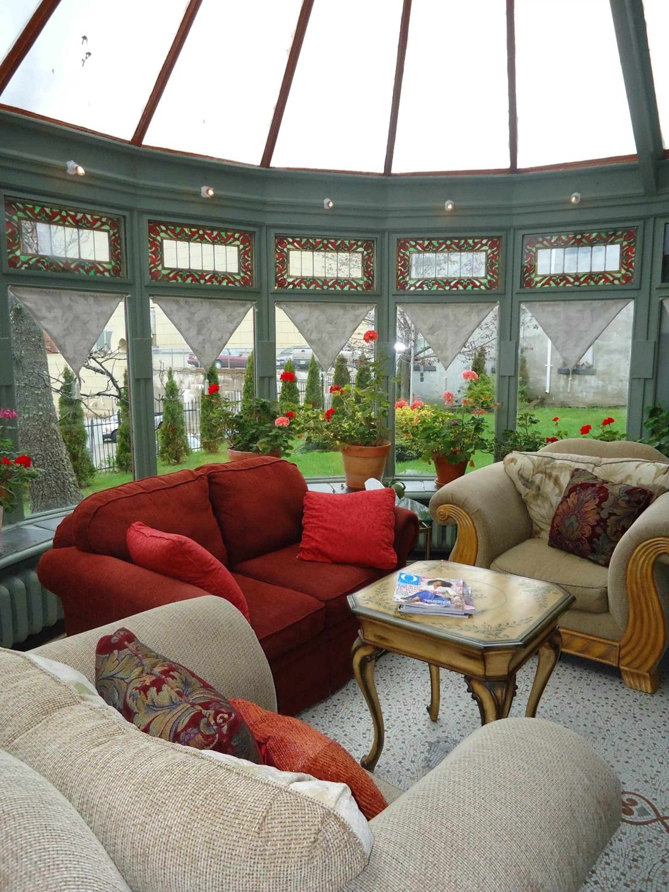 Communal lounge/ TV room in Chipman Hill Suites - Sydney Street