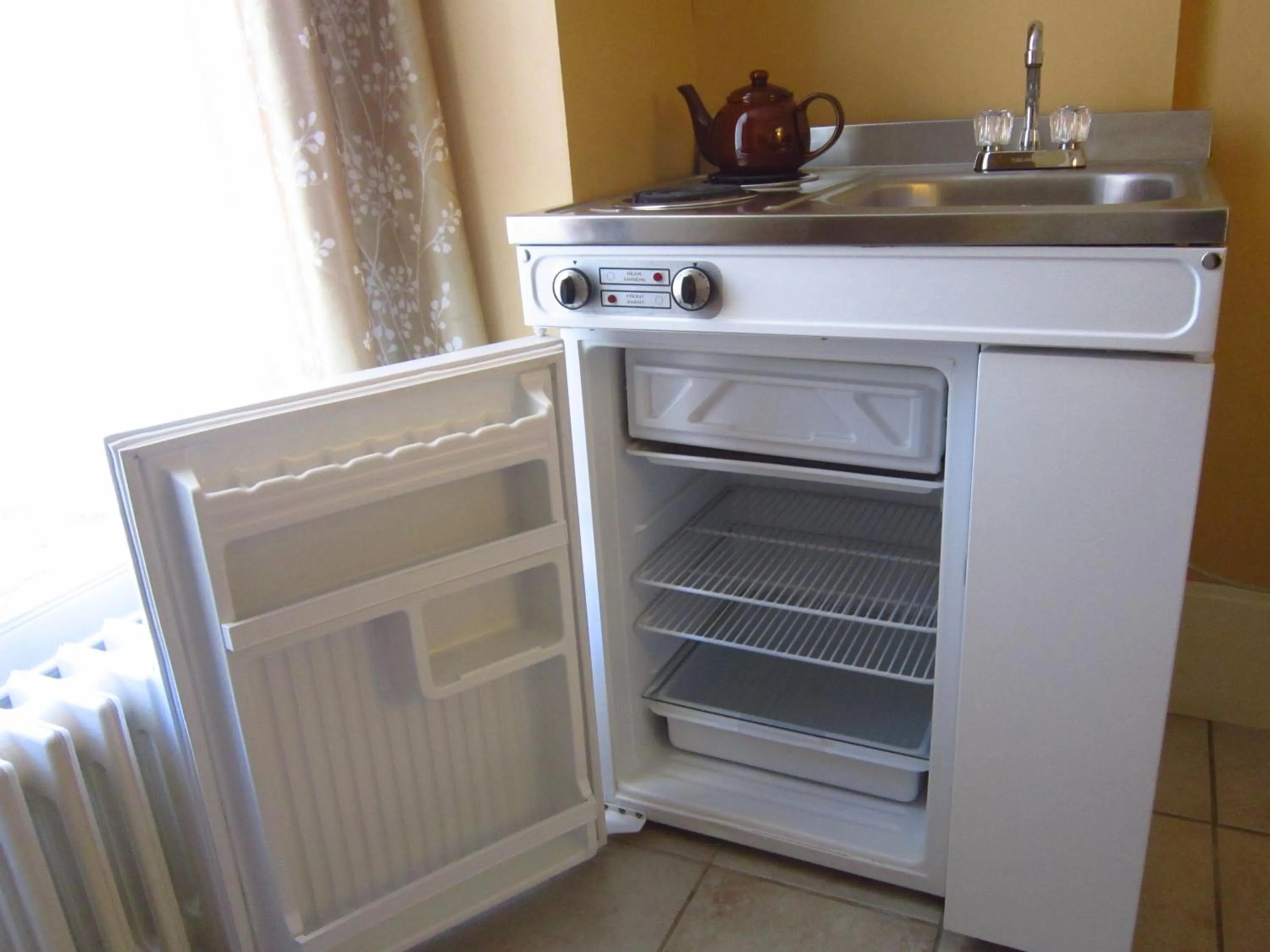 Kitchen or kitchenette in Chipman Hill Suites - Sydney Street