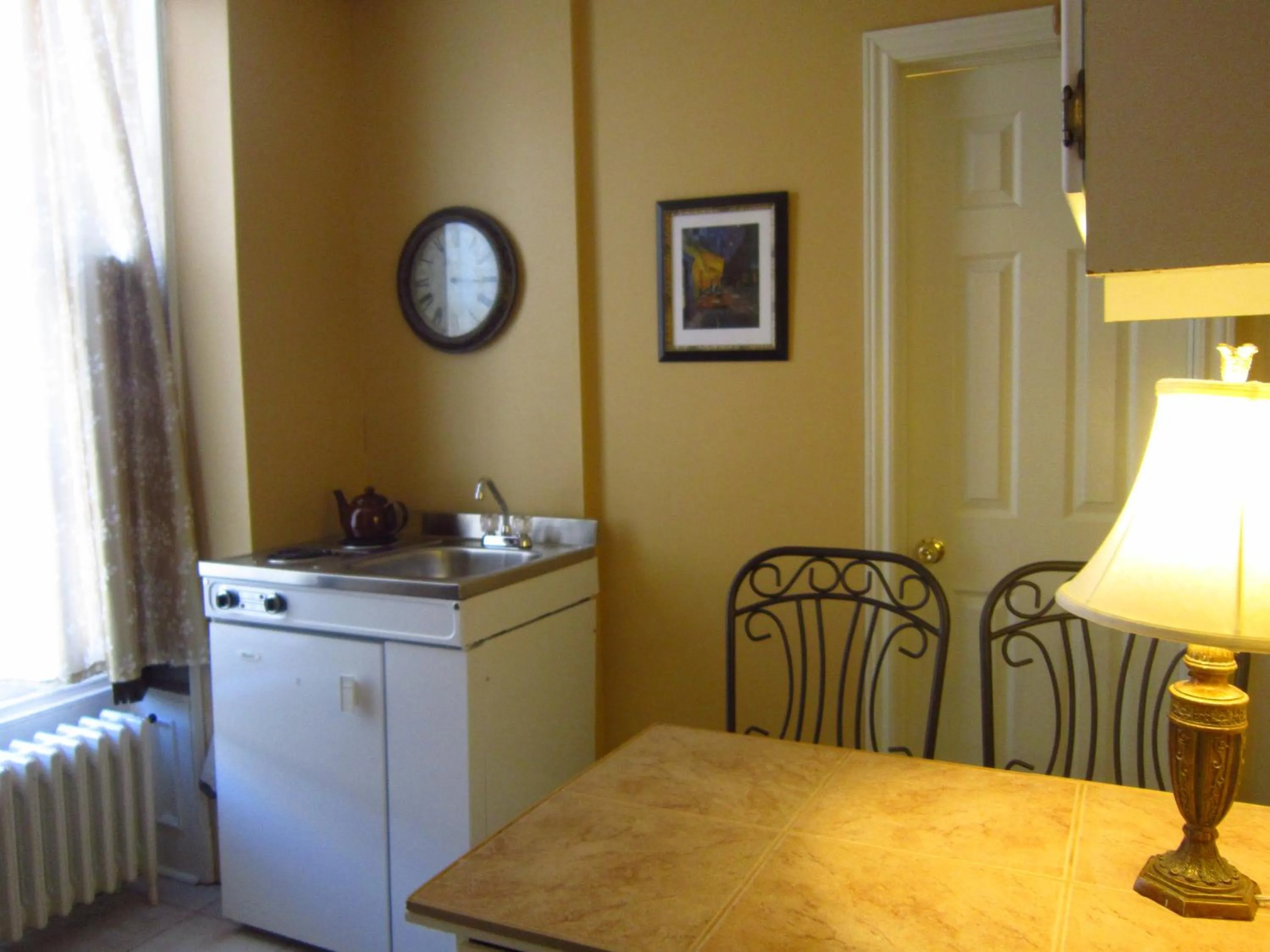 Kitchen or kitchenette in Chipman Hill Suites - Sydney Street