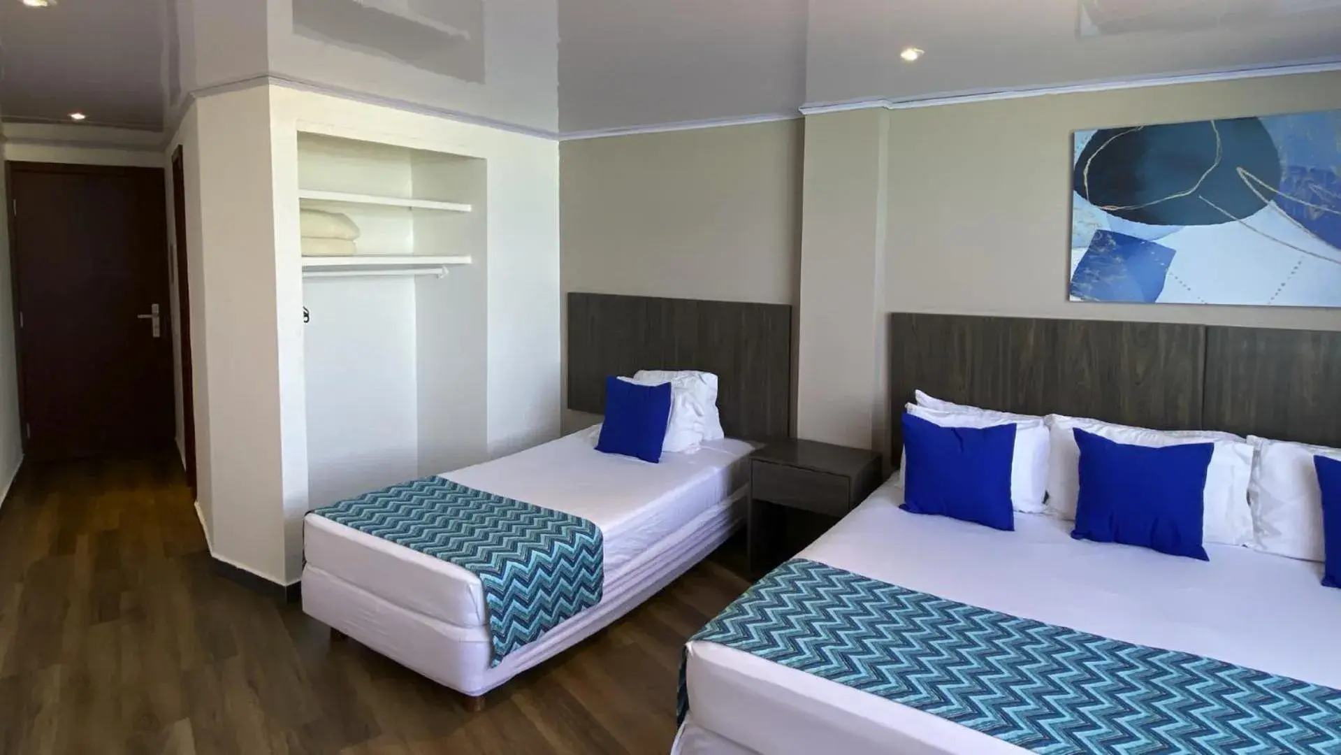 Standard Quadruple Room in On Vacation Blue Tone Standard Quadruple Room in On Vacation Blue Tone