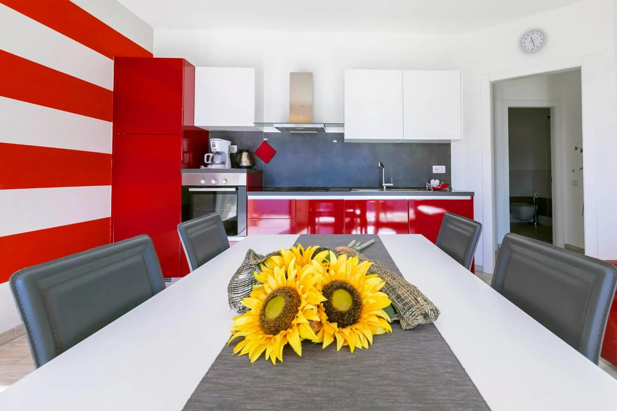 Kitchen or kitchenette in La Collinetta Apartments