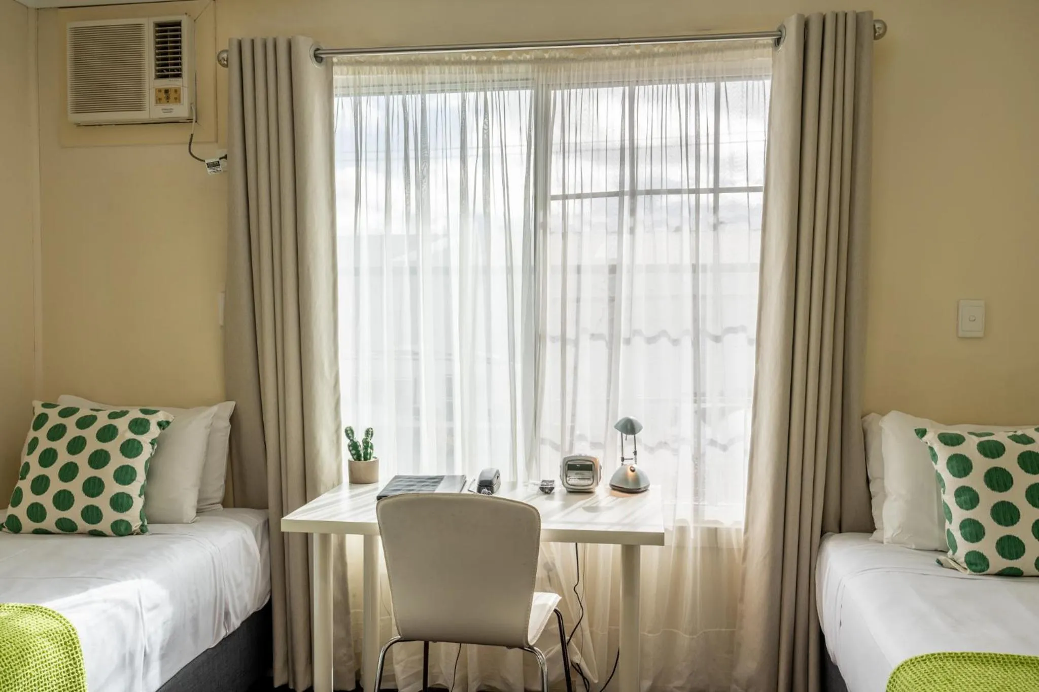 Seating area, Bed in The Henry Parkes Tenterfield