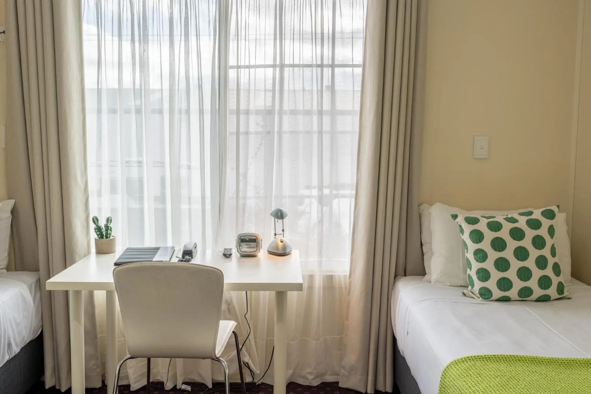 Seating area, Bed in The Henry Parkes Tenterfield