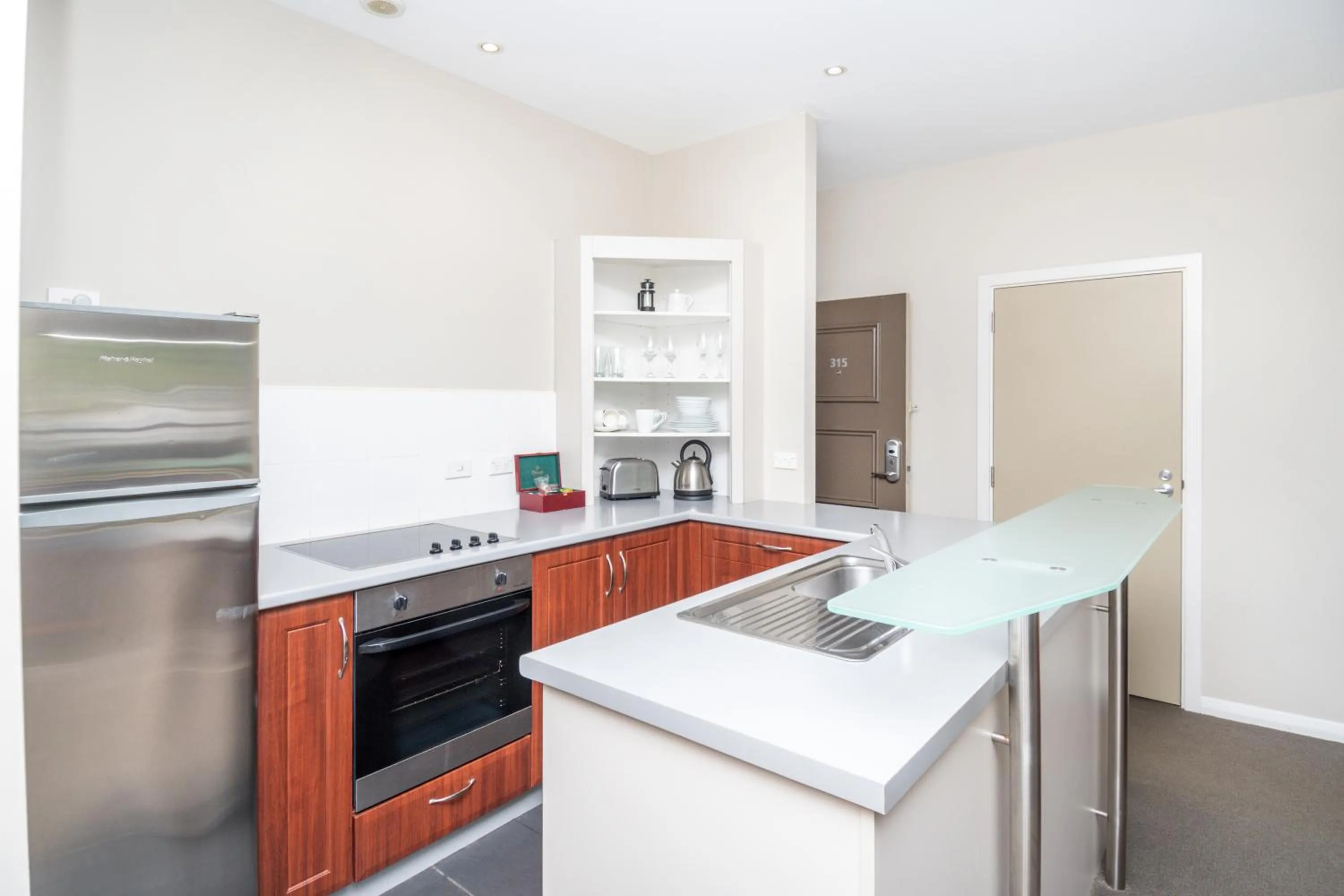 Kitchen or kitchenette in Portside Hotel Gisborne