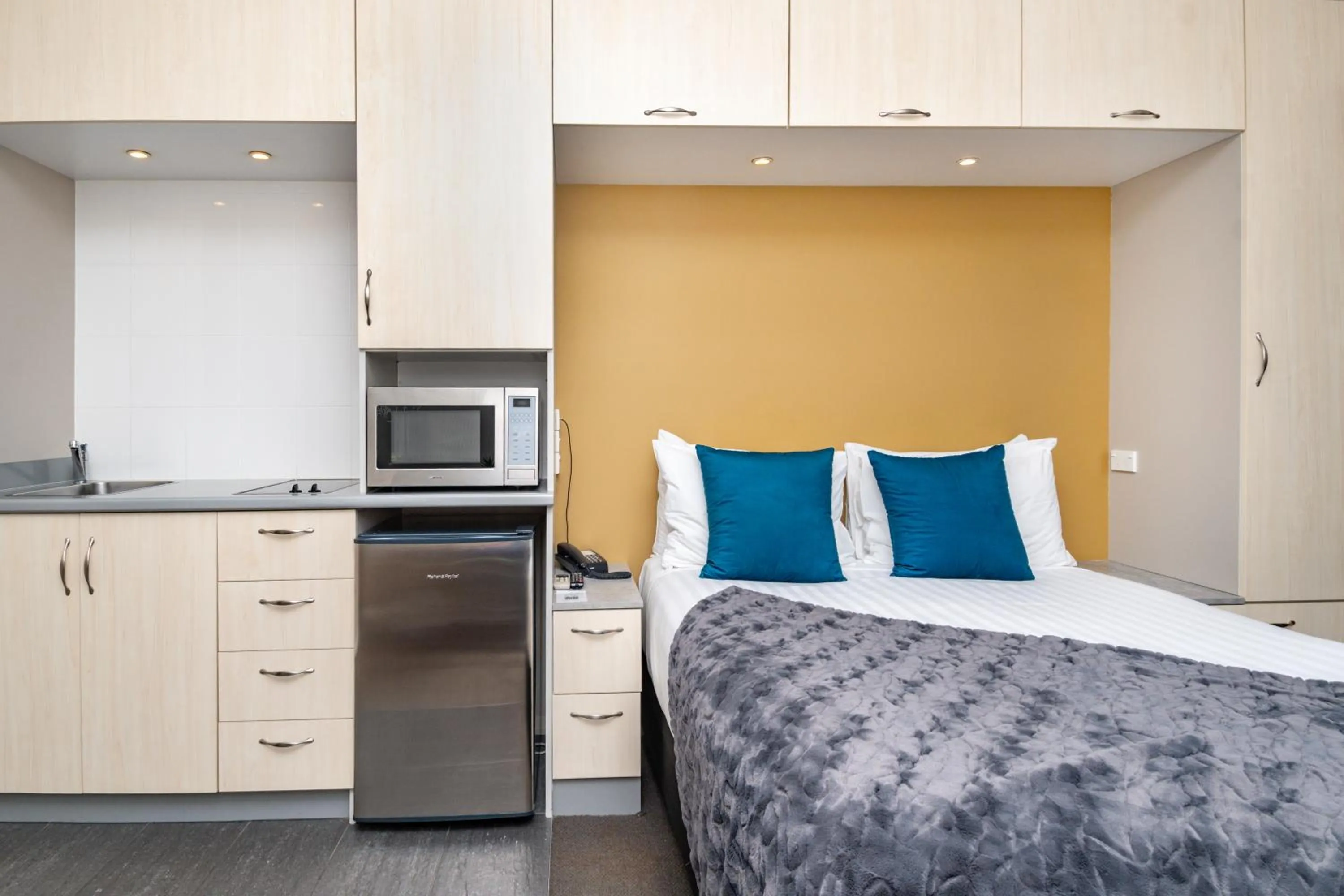 Kitchen or kitchenette, Bed in Portside Hotel Gisborne