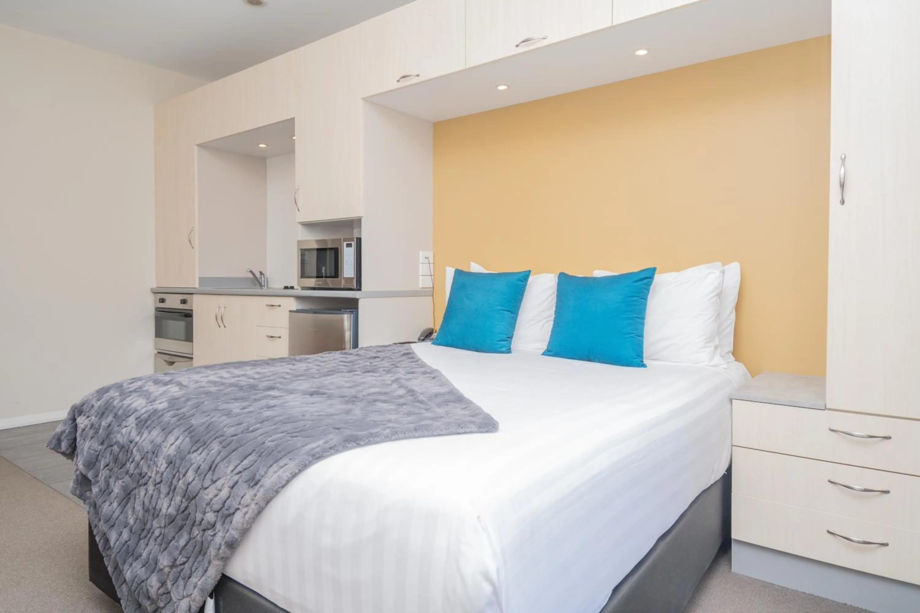 Kitchen or kitchenette, Bed in Portside Hotel Gisborne