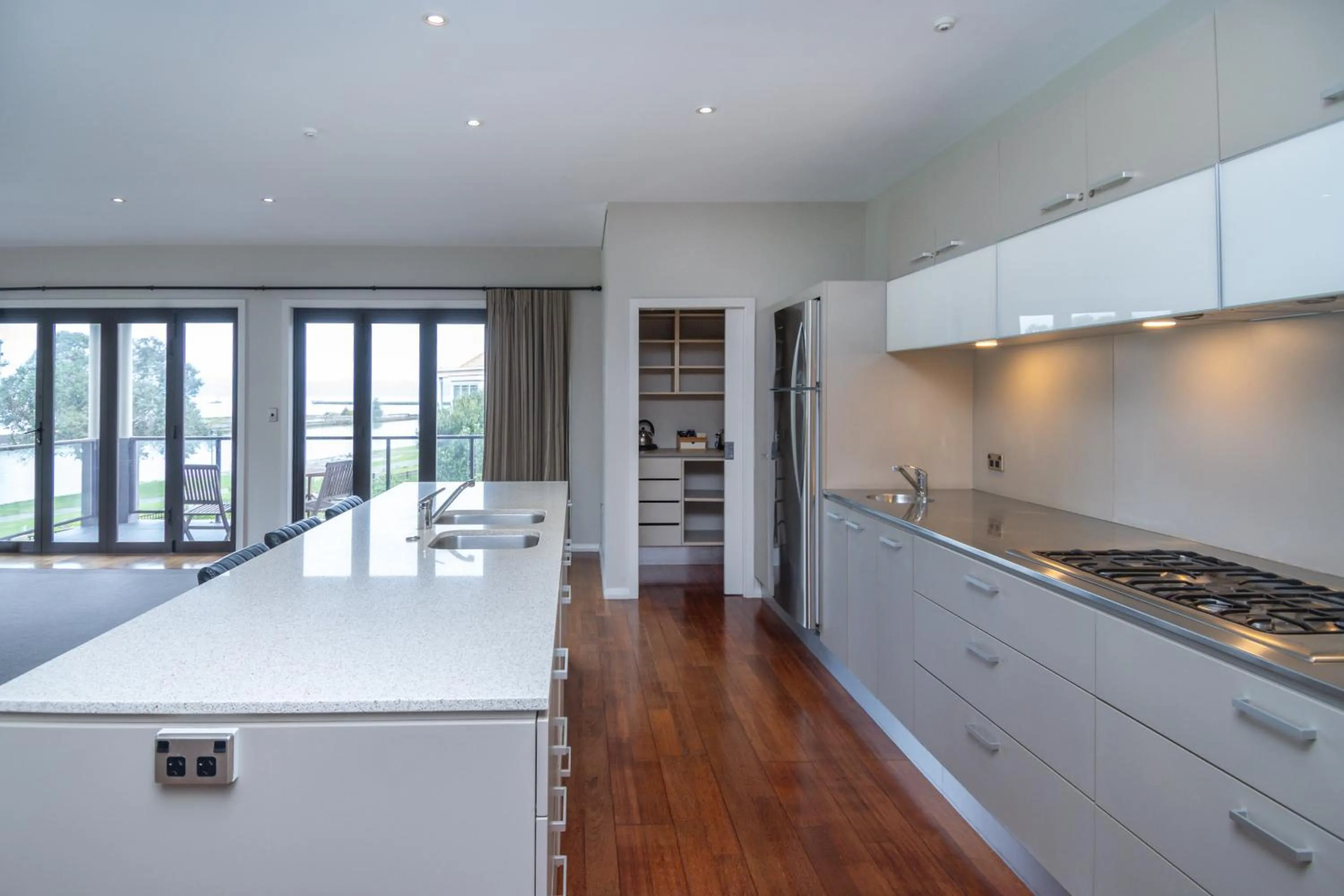 Kitchen or kitchenette in Portside Hotel Gisborne