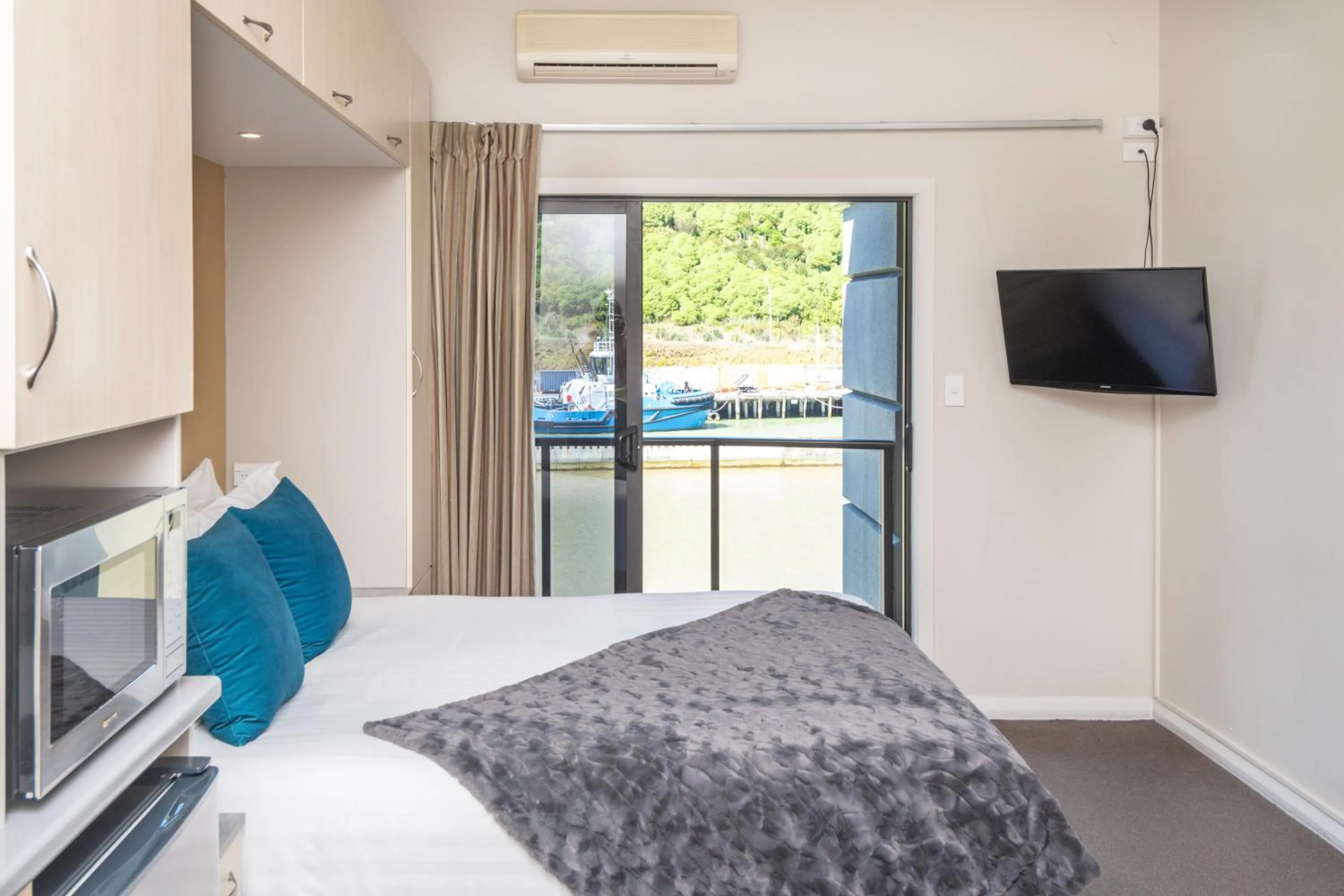 Bed in Portside Hotel Gisborne