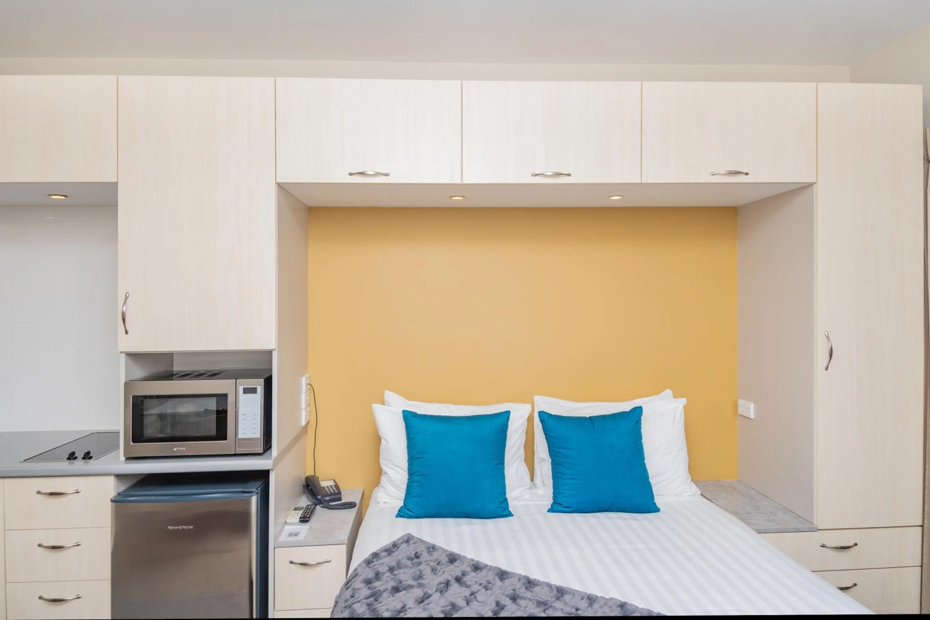 Kitchen or kitchenette, Bed in Portside Hotel Gisborne