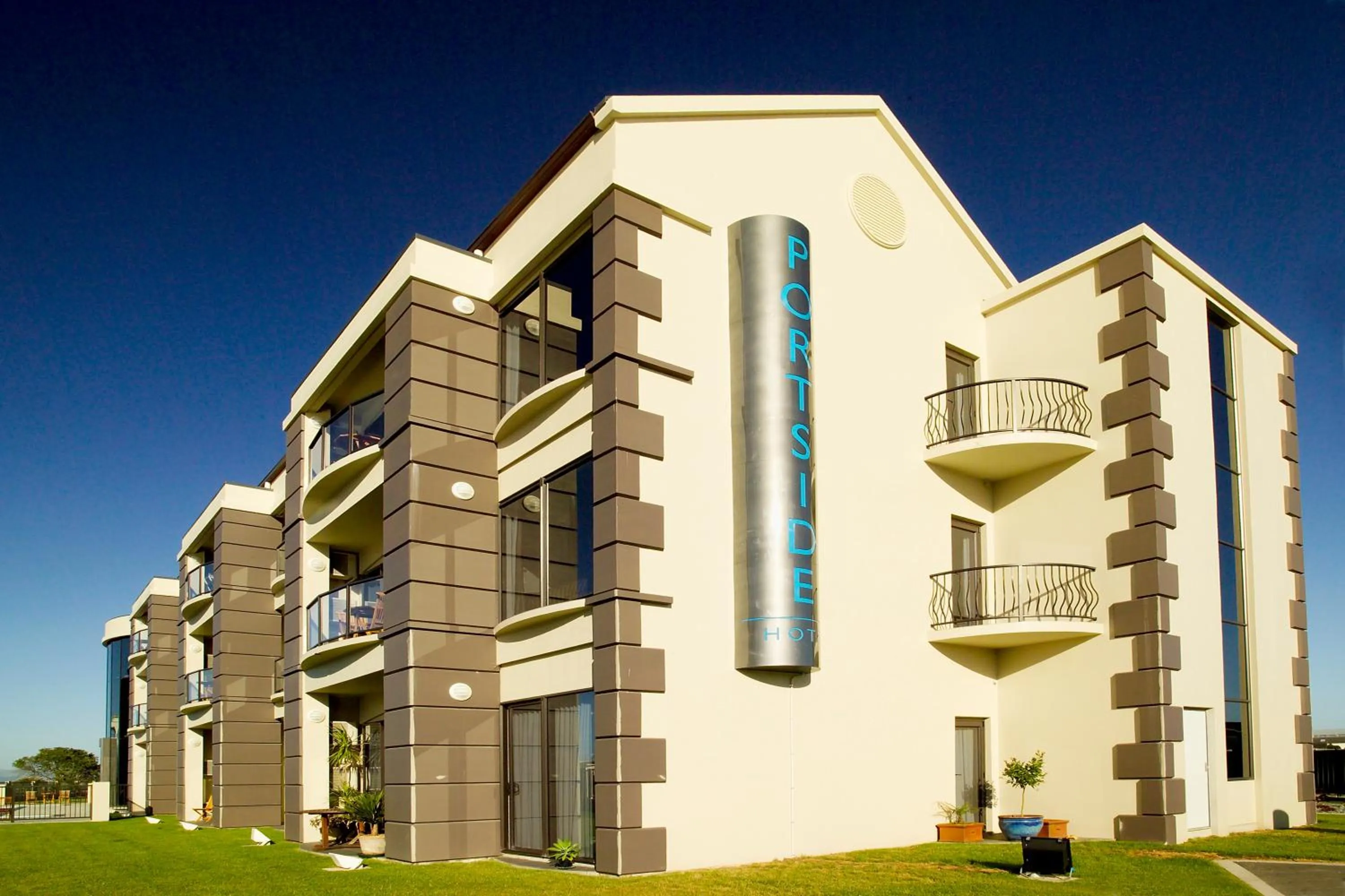 Facade/entrance in Portside Hotel Gisborne