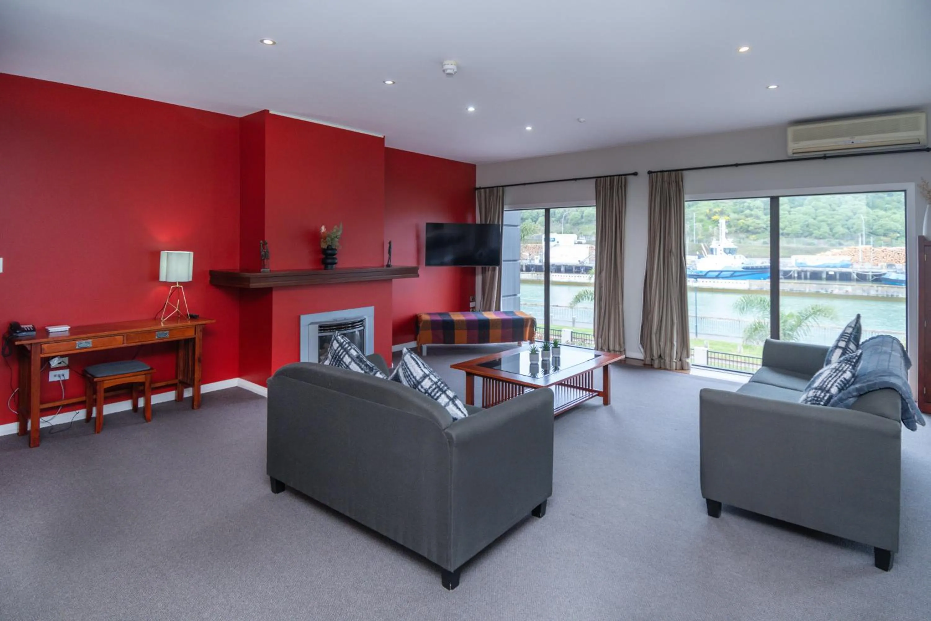 Communal lounge/ TV room in Portside Hotel Gisborne