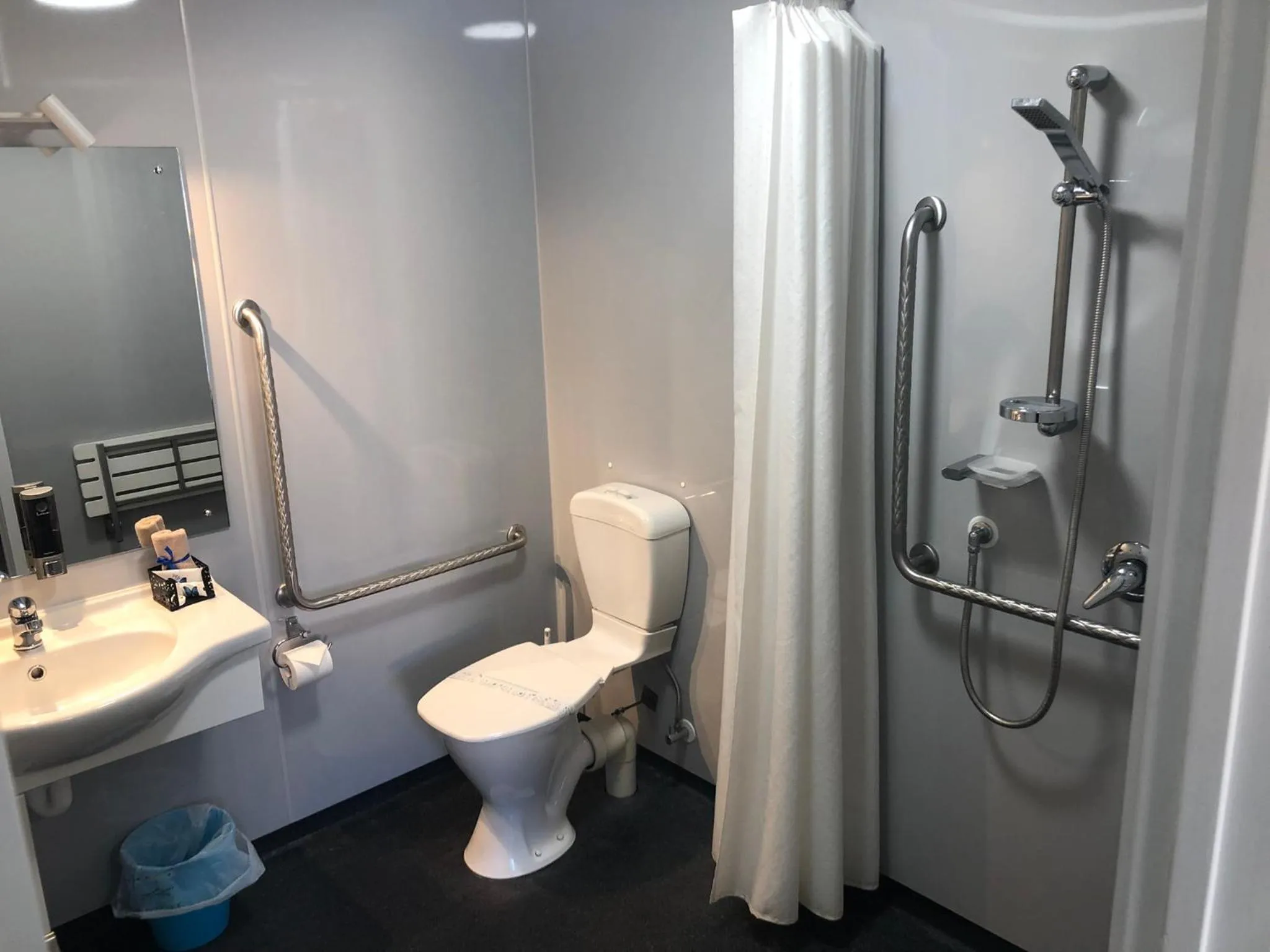 Bathroom in Matariki Motor Lodge