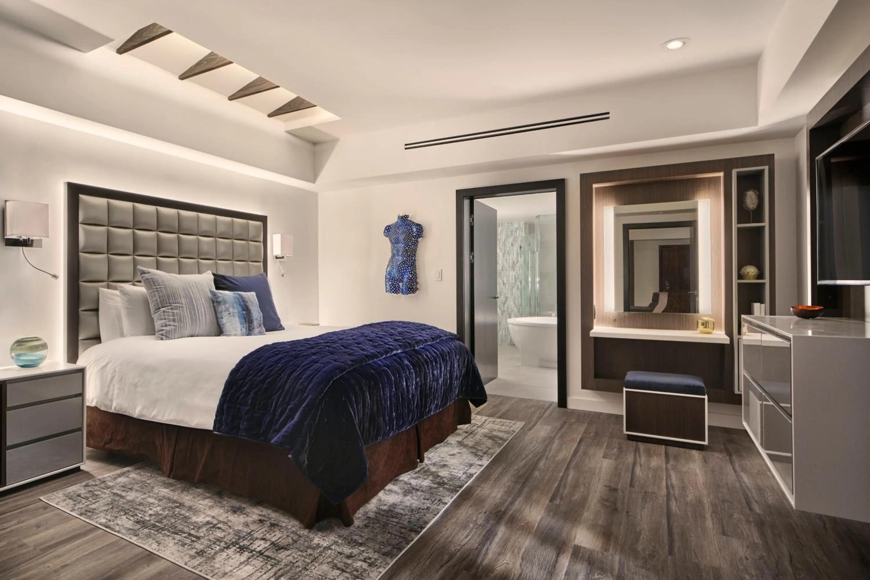 Bedroom, Bed in Sunset Marquis Hotel