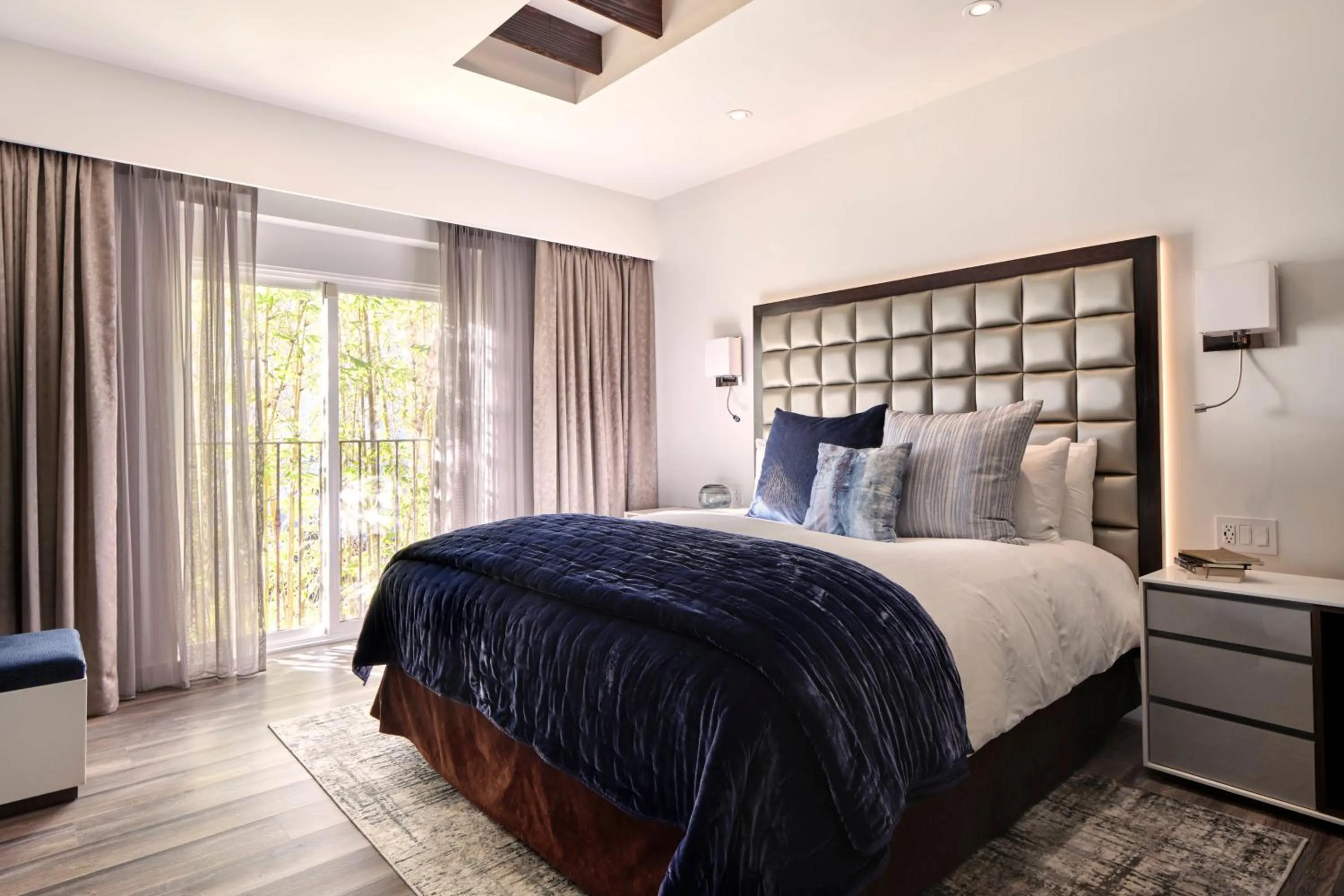 Bedroom, Bed in Sunset Marquis Hotel